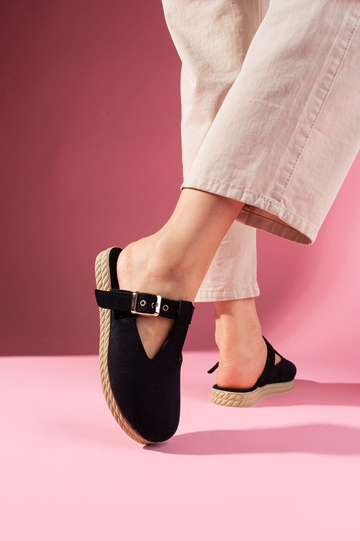 Sabrosa Siyah Süet Tokalı Önü Kapalı Kadın Terliği