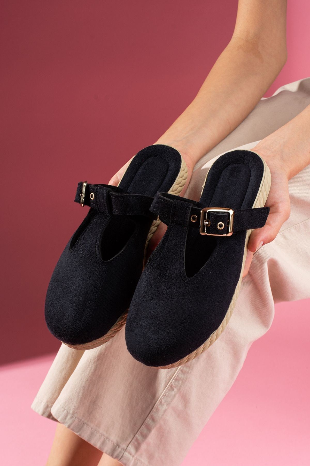 Sabrosa Siyah Süet Tokalı Önü Kapalı Kadın Terliği