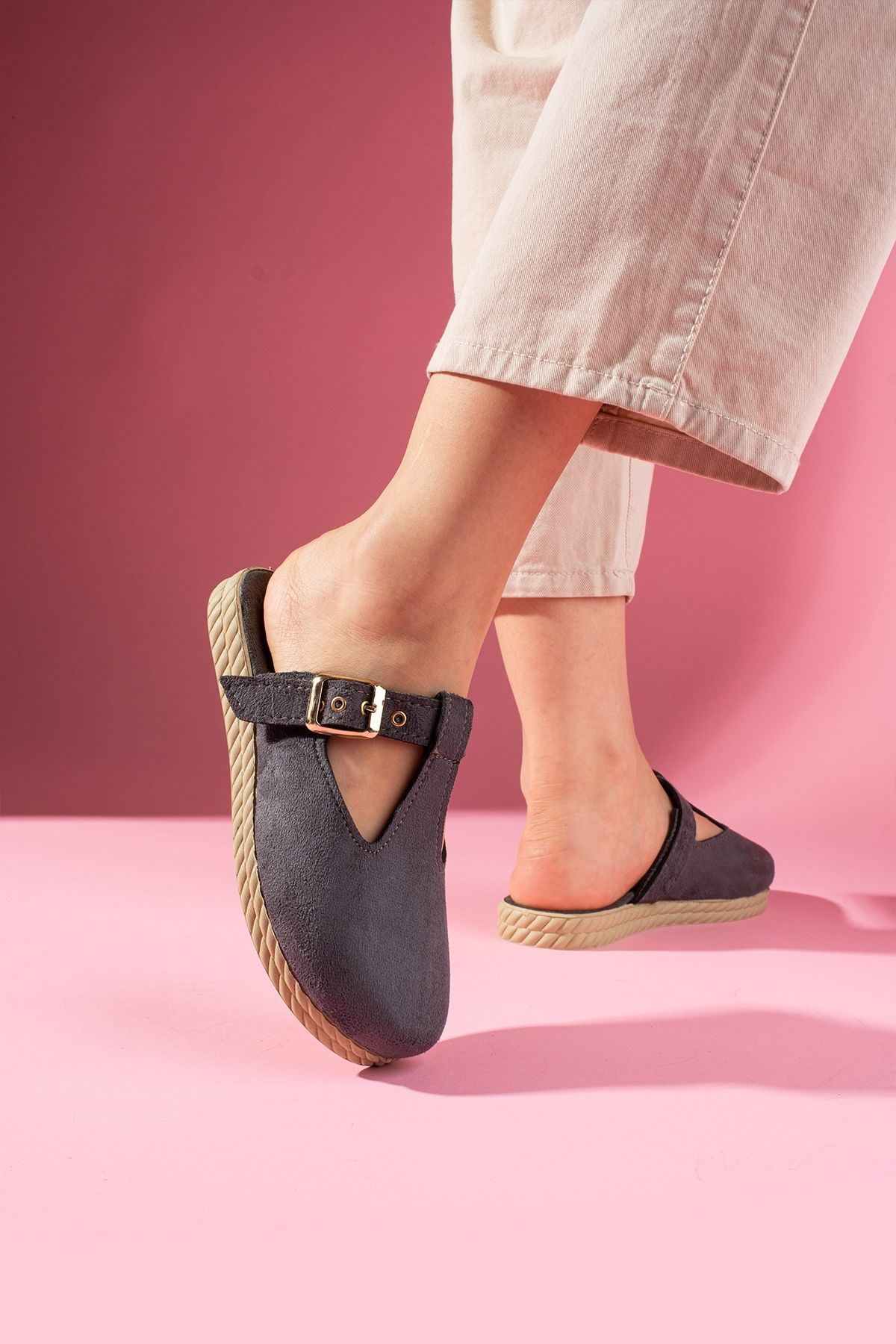 Sabrosa Gri Süet Tokalı Önü Kapalı Kadın Terliği