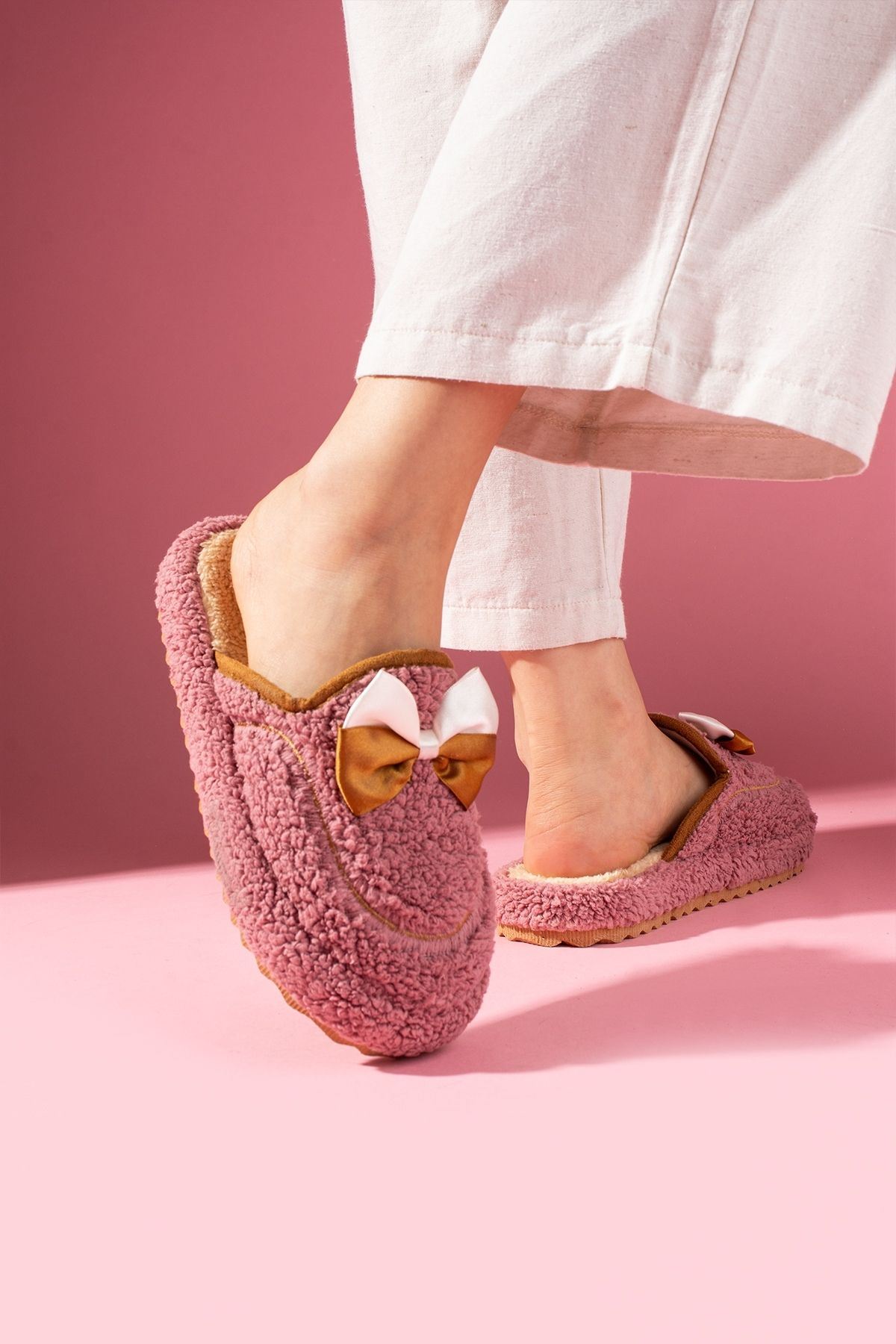 Curry Pembe Fiyonklu Saraç Detaylı Sessiz Taban Ev Terliği