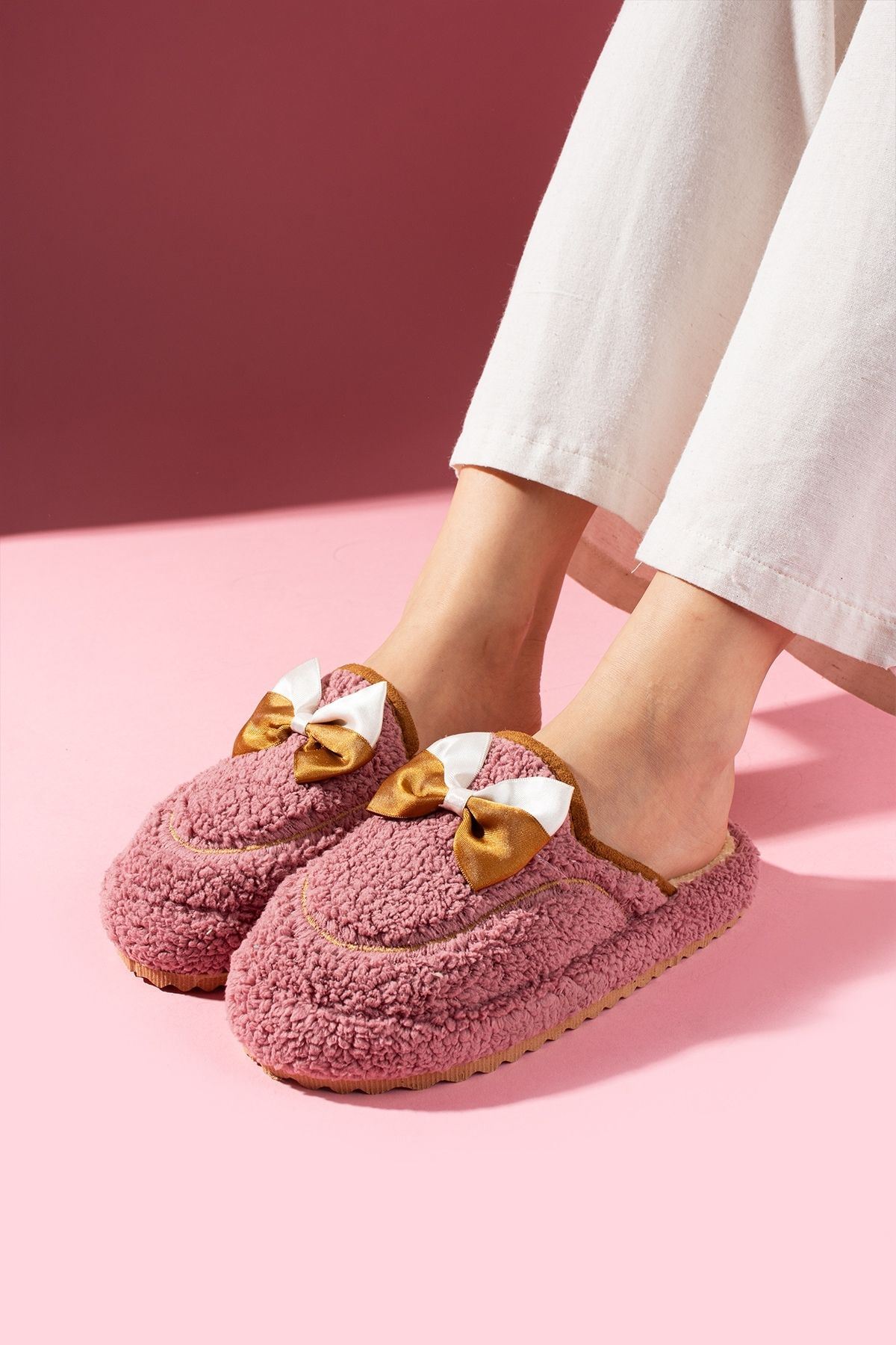 Curry Pembe Fiyonklu Saraç Detaylı Sessiz Taban Ev Terliği