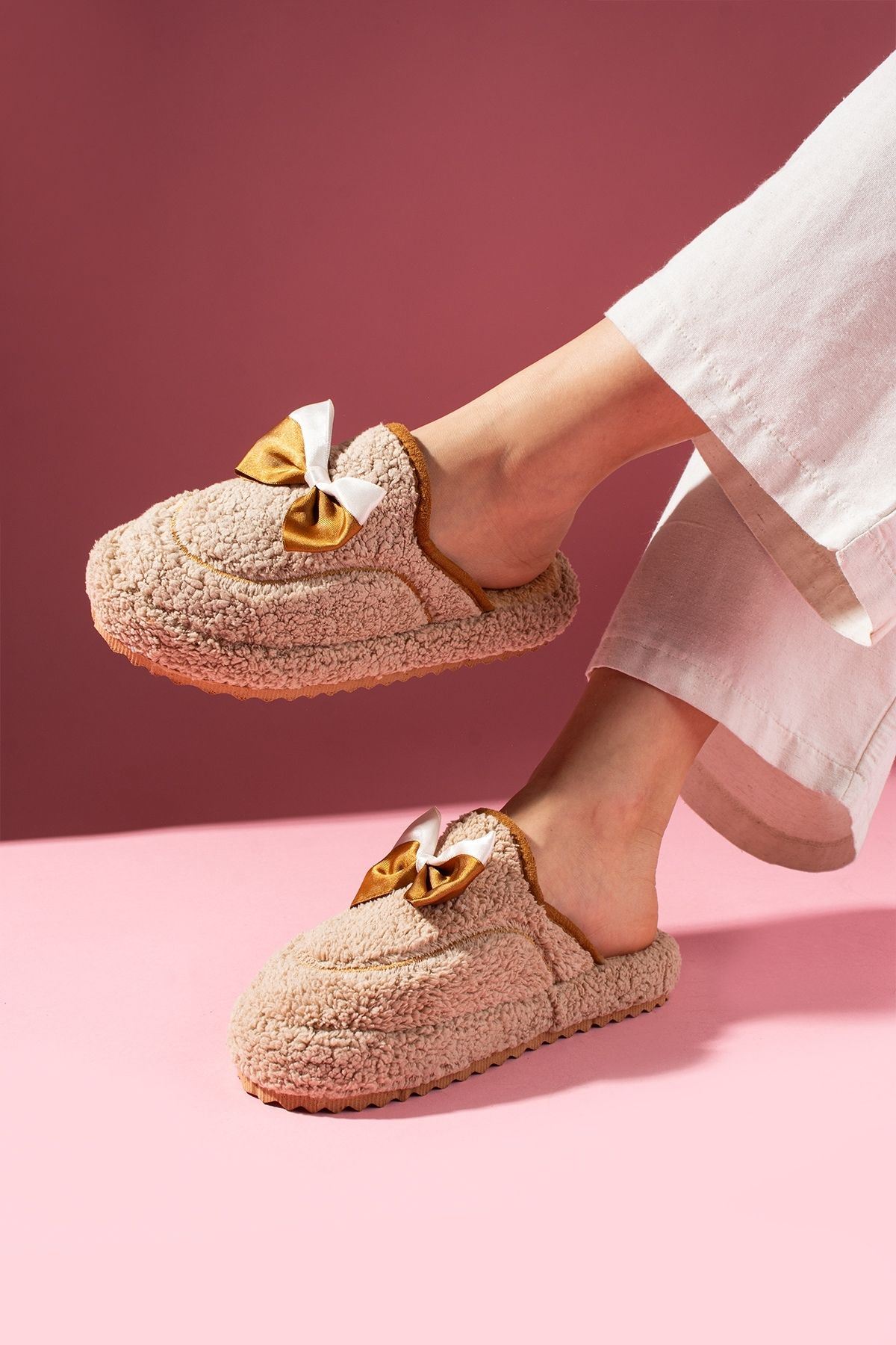 Curry Bej Fiyonklu Saraç Detaylı Sessiz Taban Ev Terliği