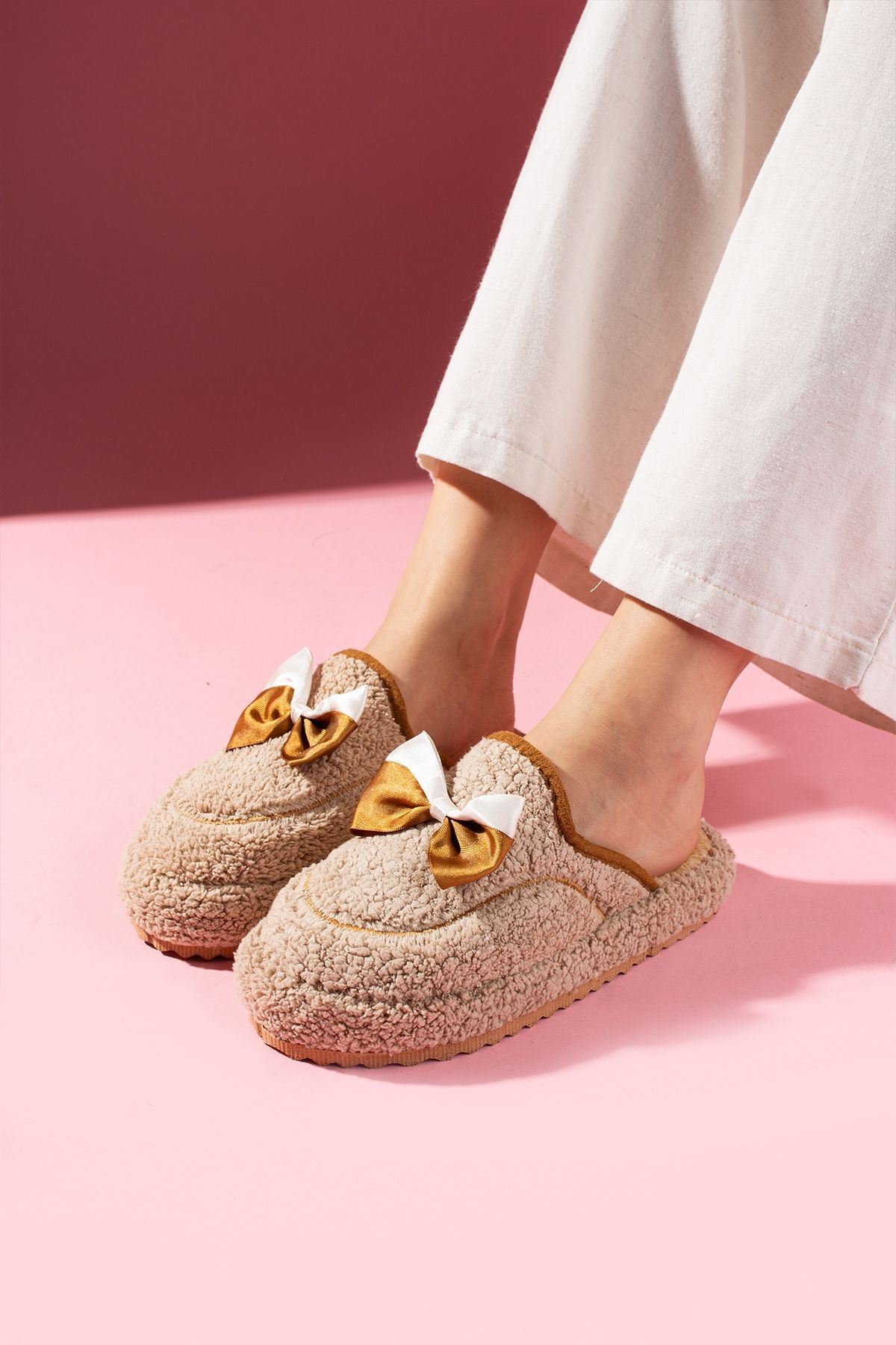 Curry Bej Fiyonklu Saraç Detaylı Sessiz Taban Ev Terliği