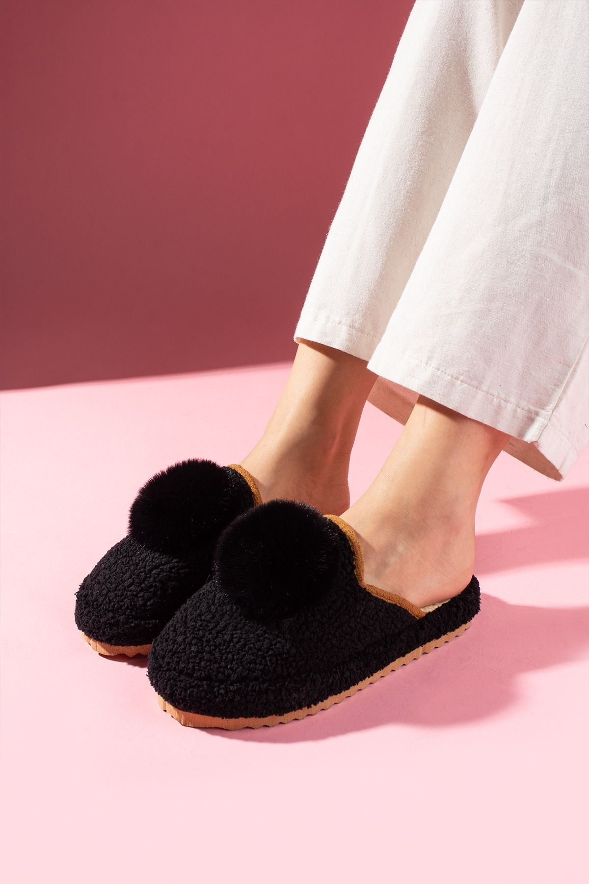 Poffina Siyah Ponponlu Saraç Detaylı Sessiz Taban Ev Terliği