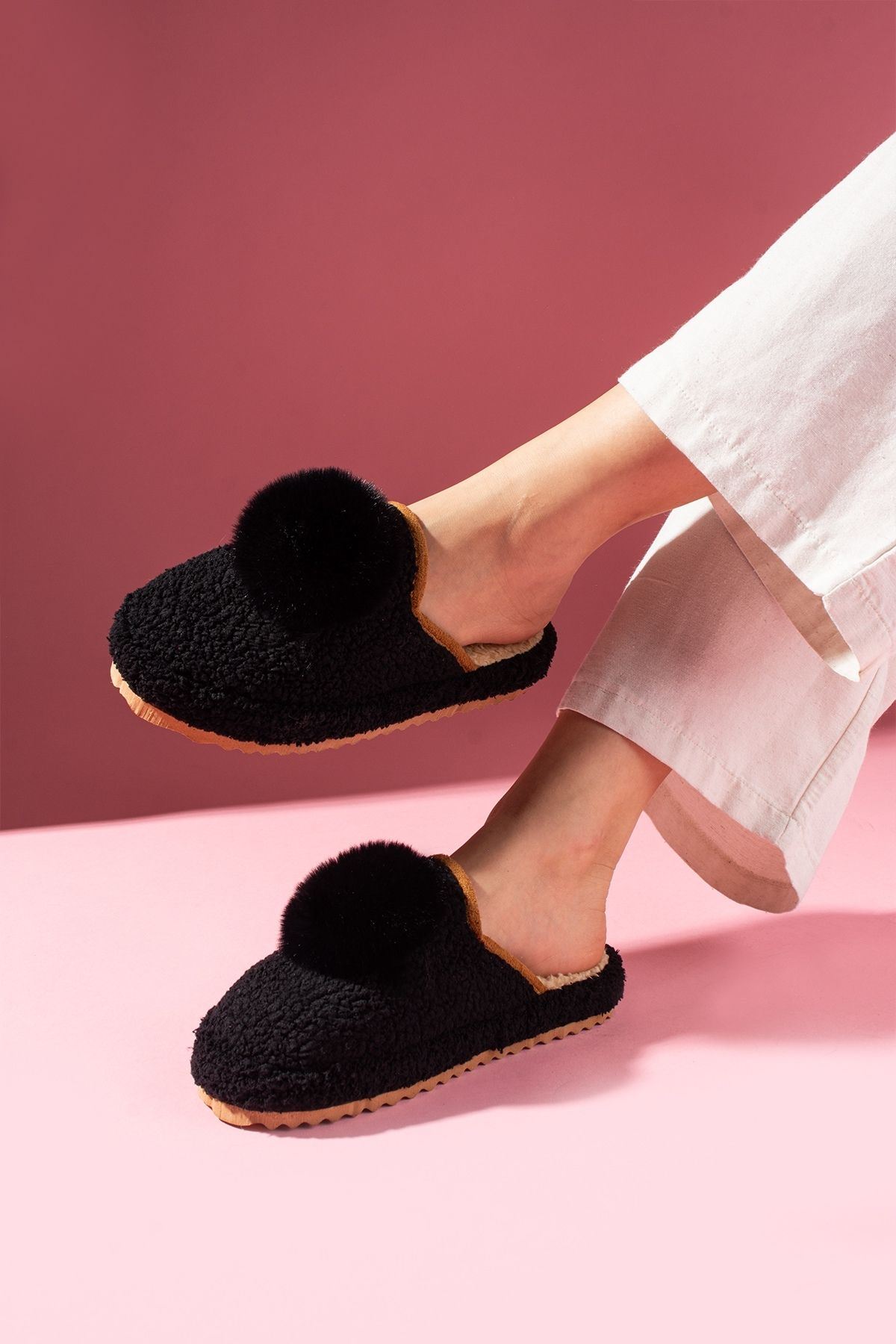 Poffina Siyah Ponponlu Saraç Detaylı Sessiz Taban Ev Terliği