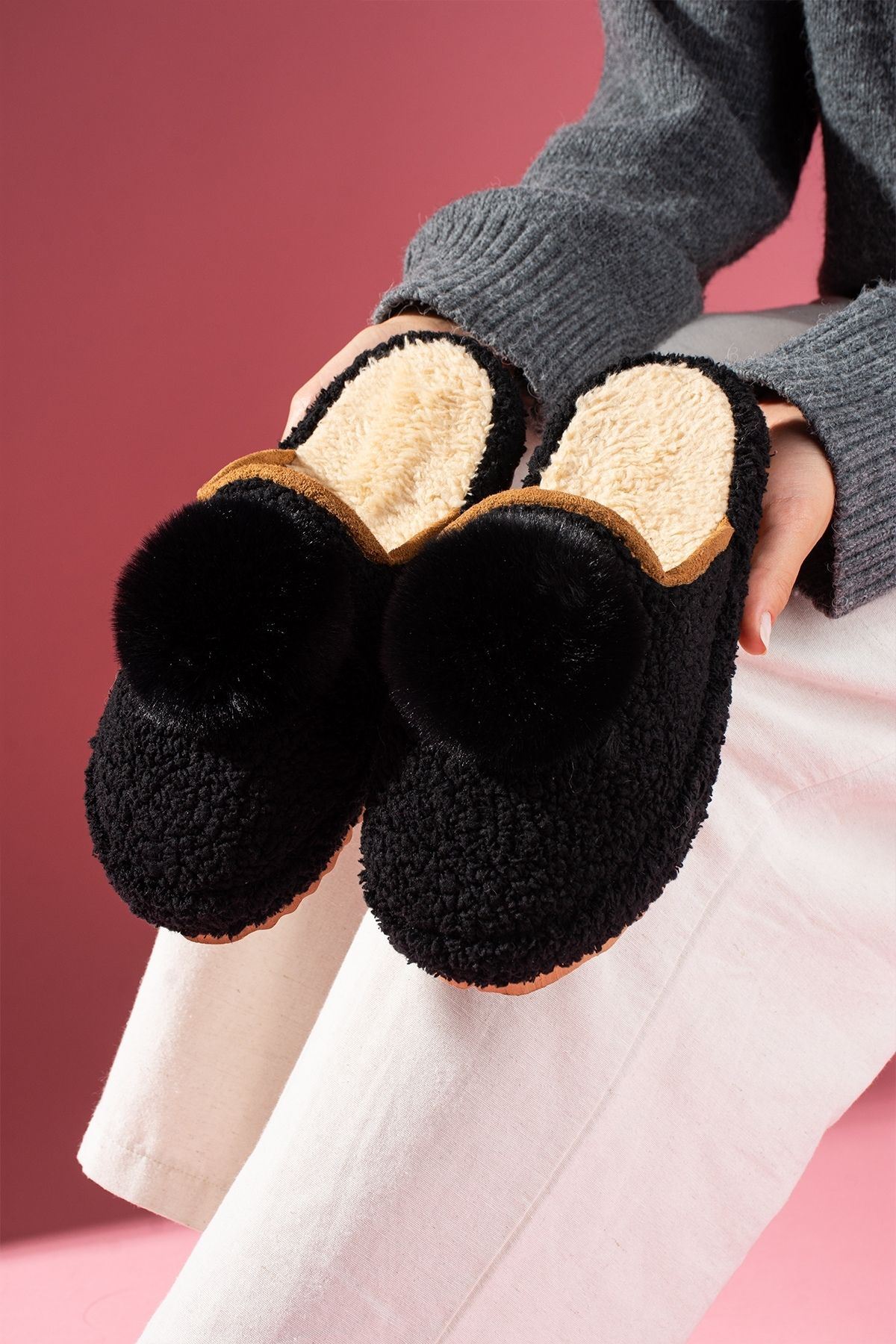 Poffina Siyah Ponponlu Saraç Detaylı Sessiz Taban Ev Terliği