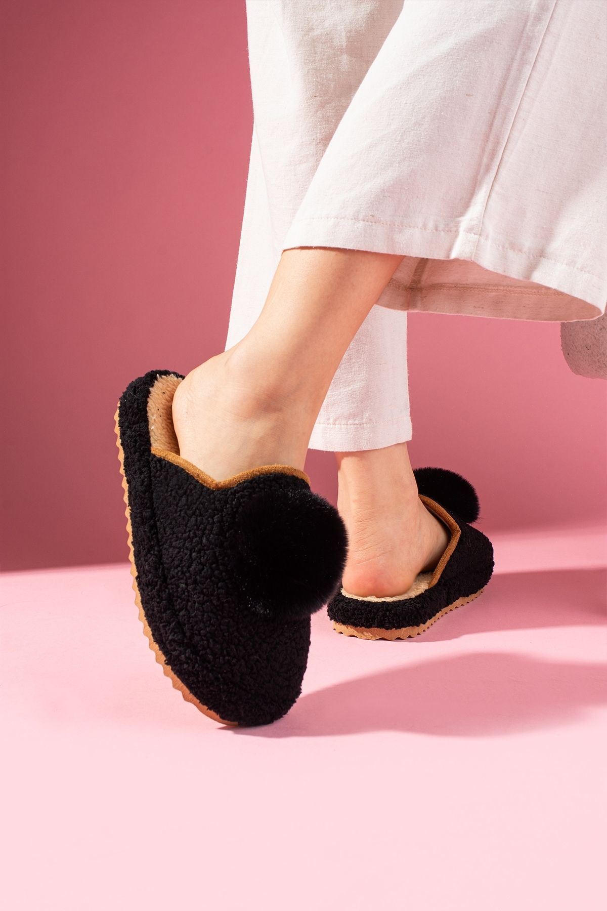 Poffina Siyah Ponponlu Saraç Detaylı Sessiz Taban Ev Terliği