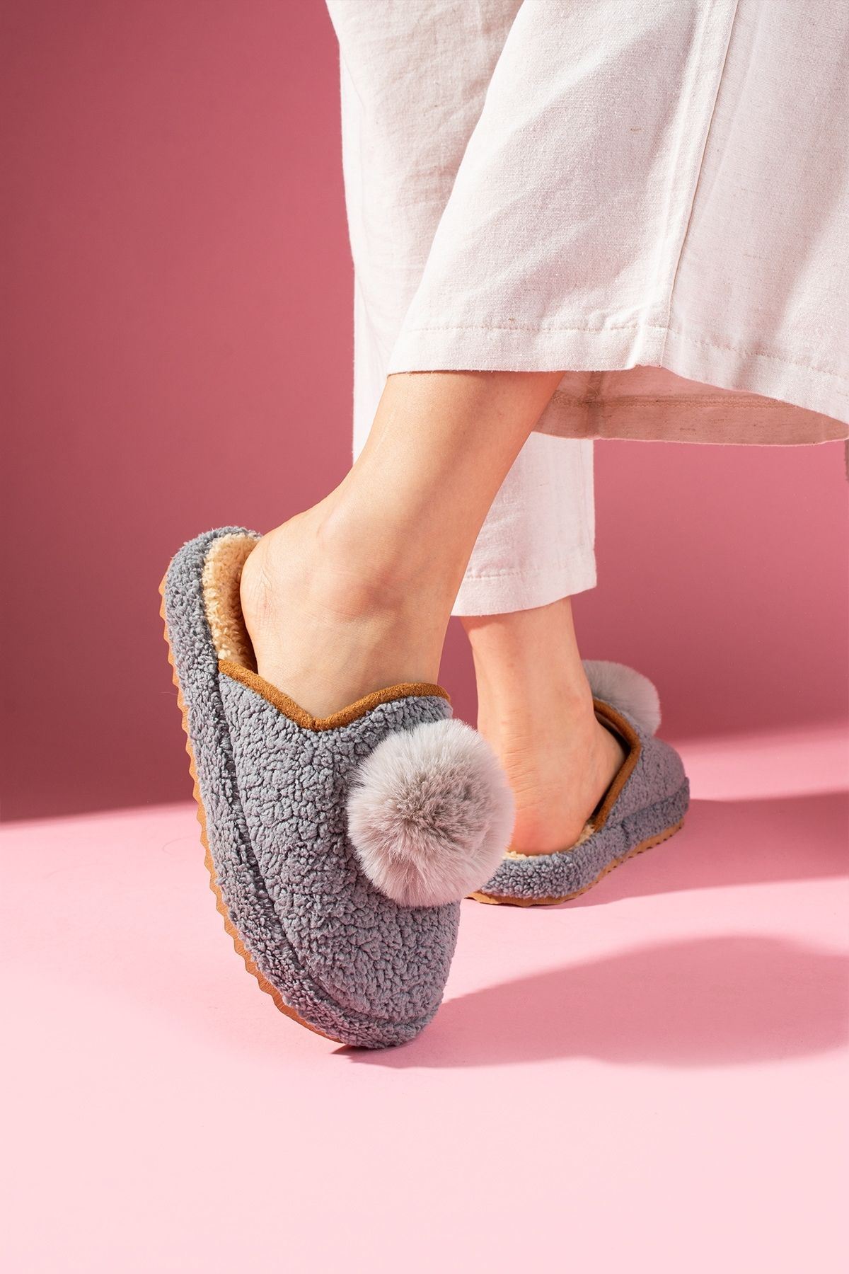 Poffina Gri Ponponlu Saraç Detaylı Sessiz Taban Ev Terliği