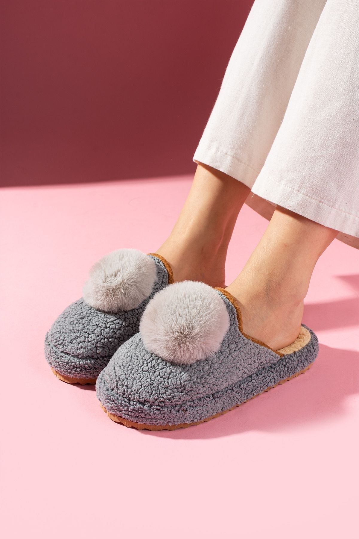 Poffina Gri Ponponlu Saraç Detaylı Sessiz Taban Ev Terliği