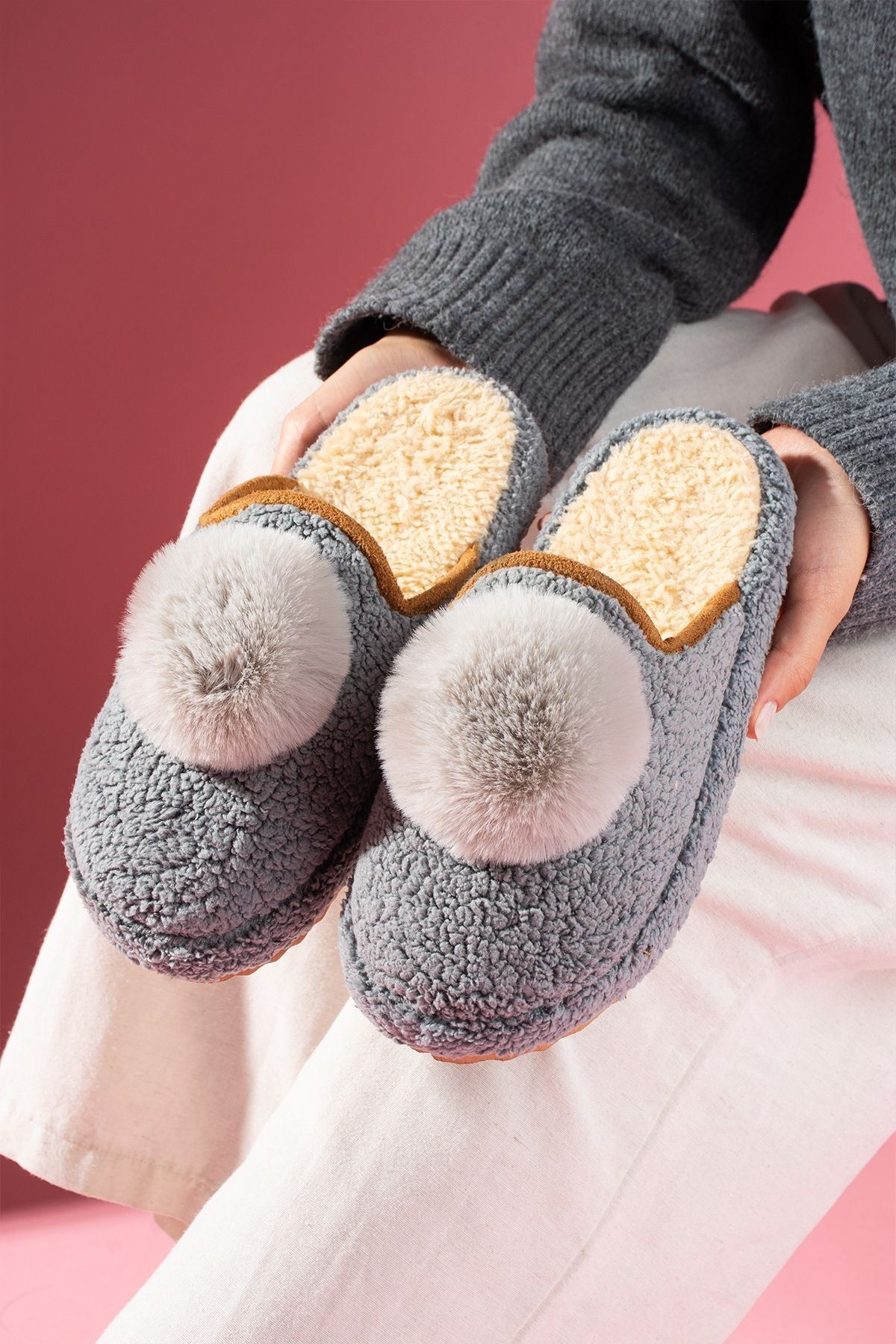 Poffina Gri Ponponlu Saraç Detaylı Sessiz Taban Ev Terliği