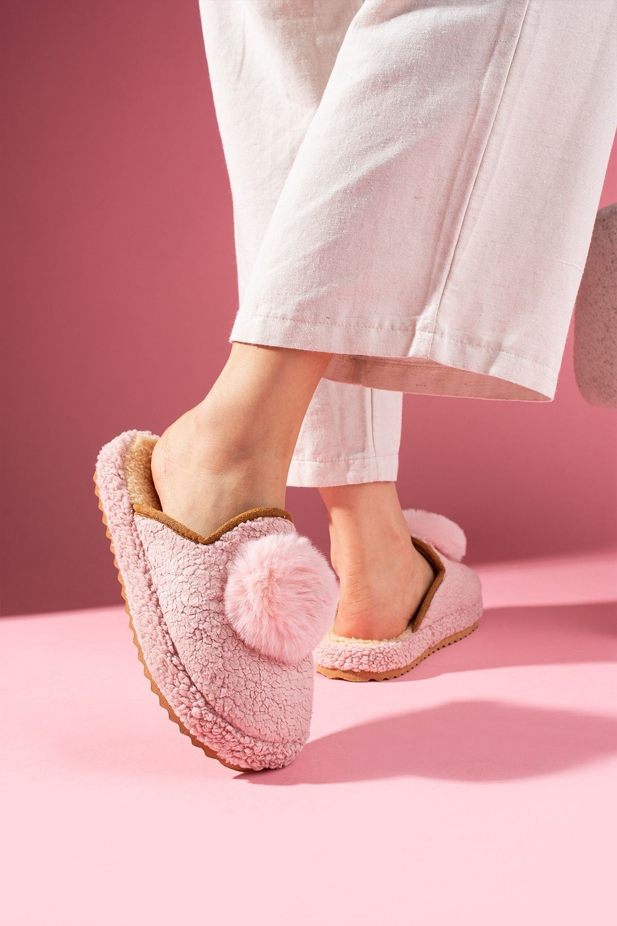 Poffina Pudra Ponponlu Saraç Detaylı Sessiz Taban Ev Terliği