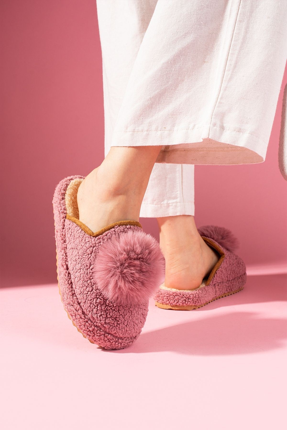 Poffina Pembe Ponponlu Saraç Detaylı Sessiz Taban Ev Terliği