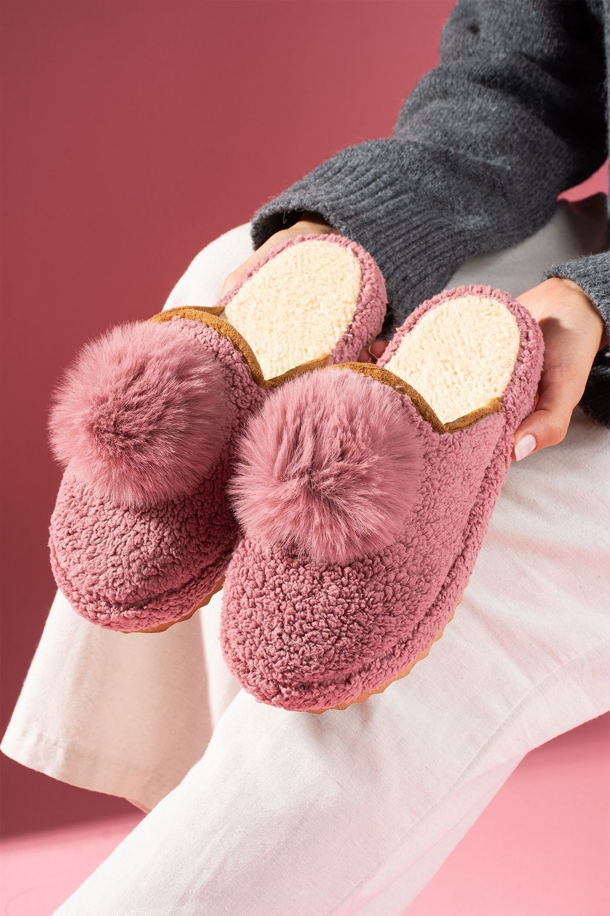 Poffina Pembe Ponponlu Saraç Detaylı Sessiz Taban Ev Terliği