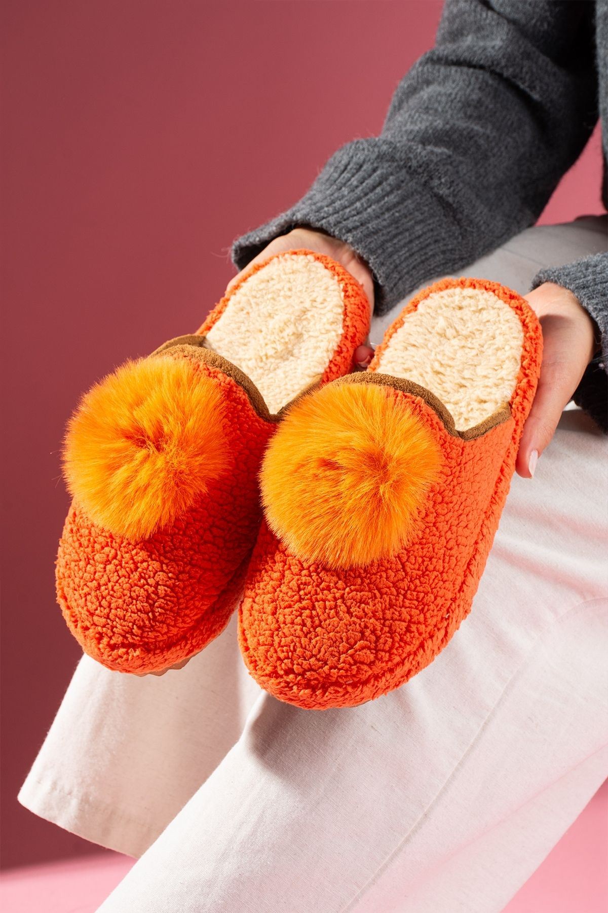 Poffina Turuncu Ponponlu Saraç Detaylı Sessiz Taban Ev Terliği