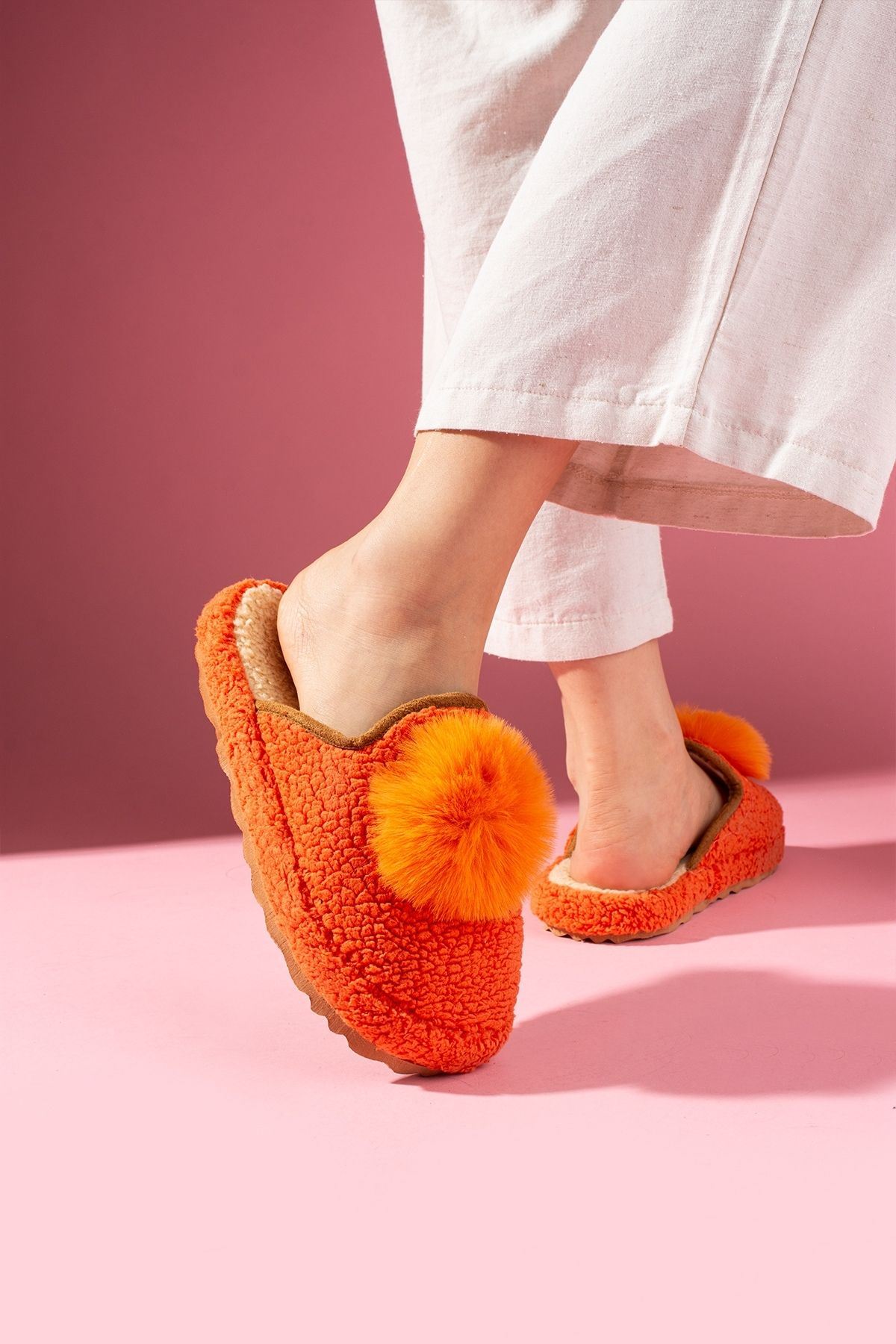 Poffina Turuncu Ponponlu Saraç Detaylı Sessiz Taban Ev Terliği