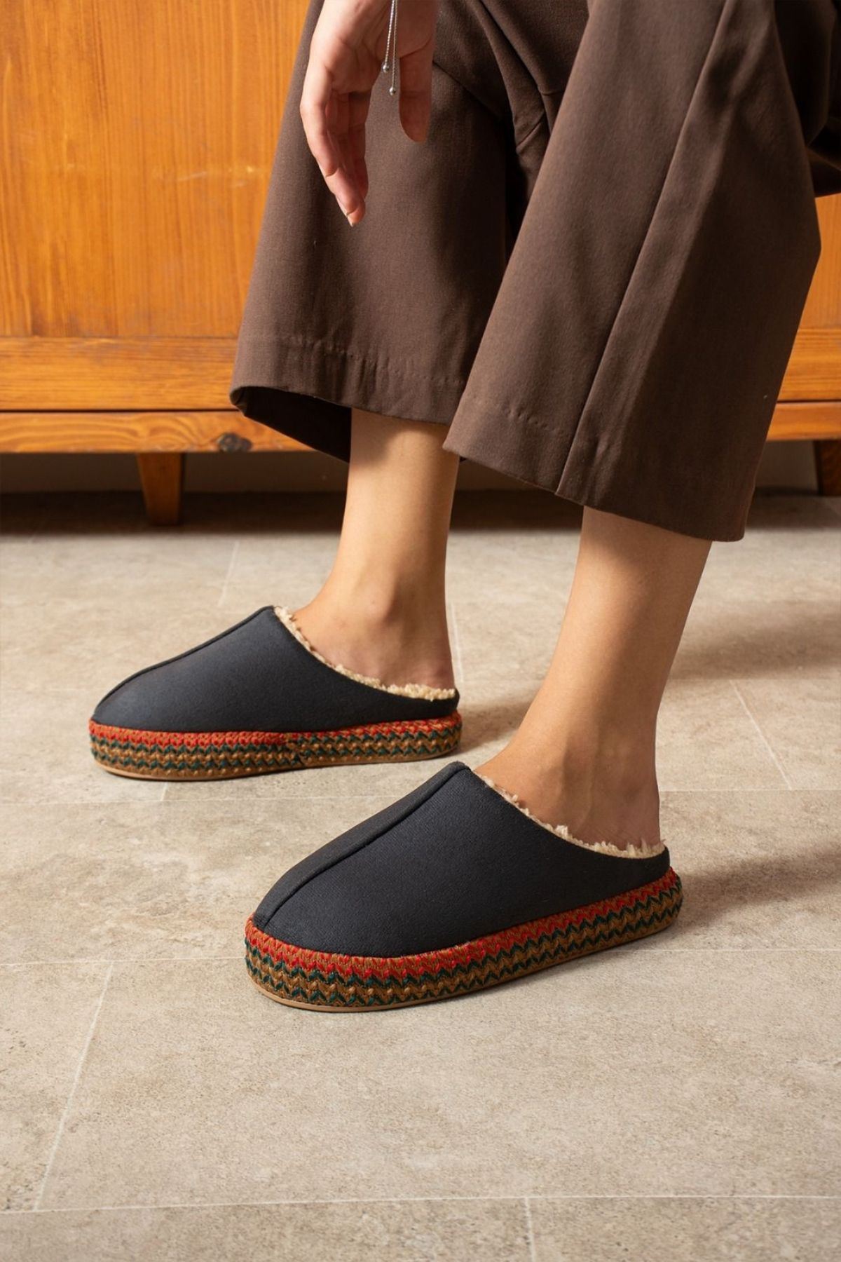 Raffy Antrasit Süet Dikiş Detaylı Yarı Kapalı Sessiz Kaymaz Şerit Kaplamalı Thermo Taban Ev Terliği