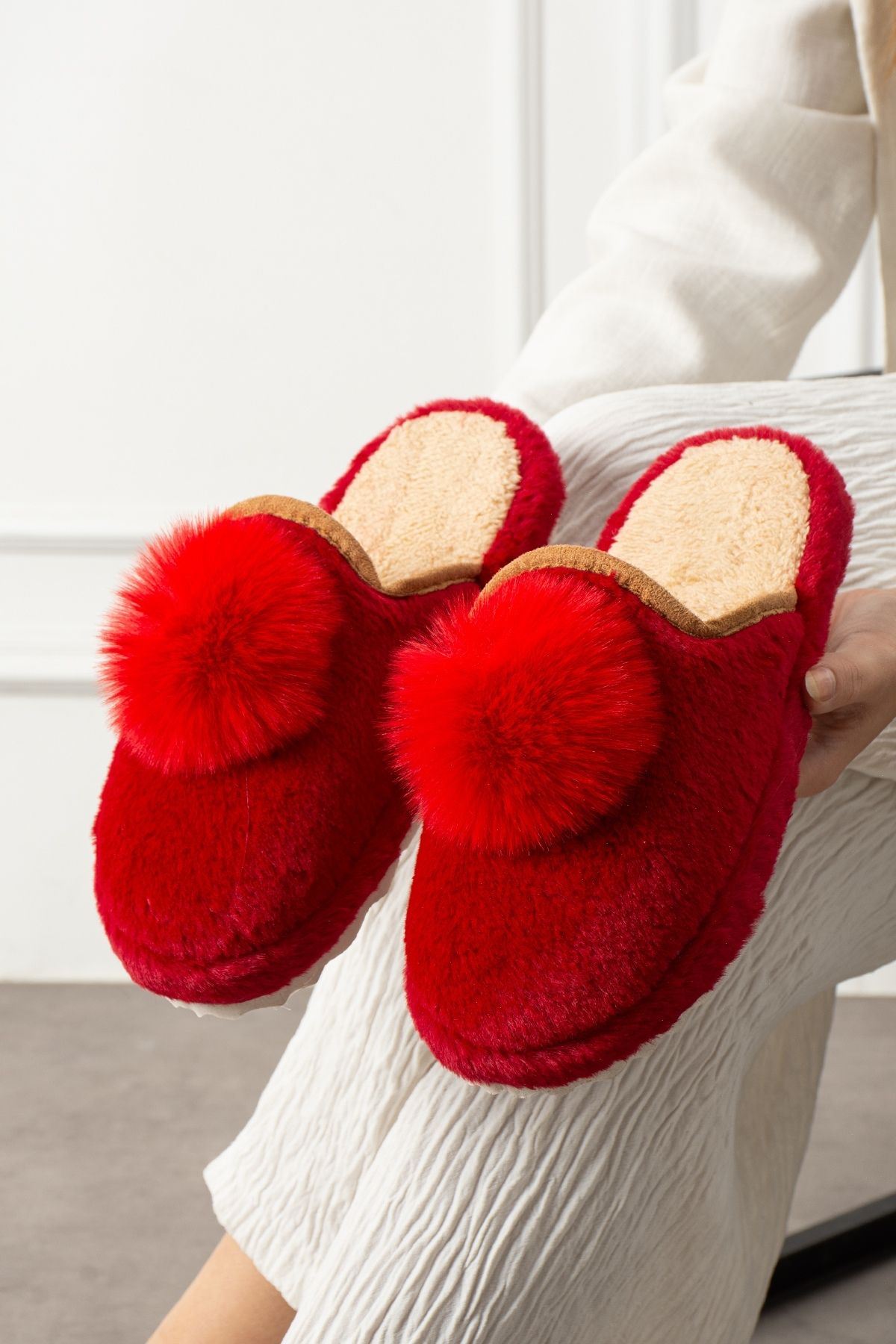 Poffina Kırmızı Ponponlu Saraç Detaylı Sessiz Taban Ev Terliği