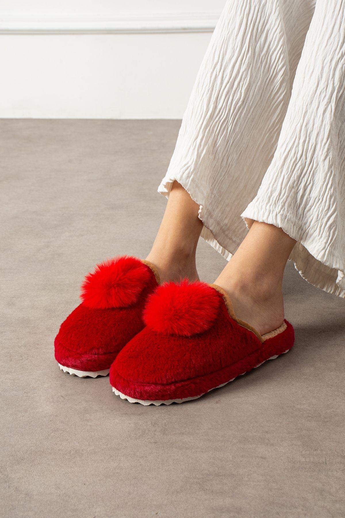 Poffina Kırmızı Ponponlu Saraç Detaylı Sessiz Taban Ev Terliği
