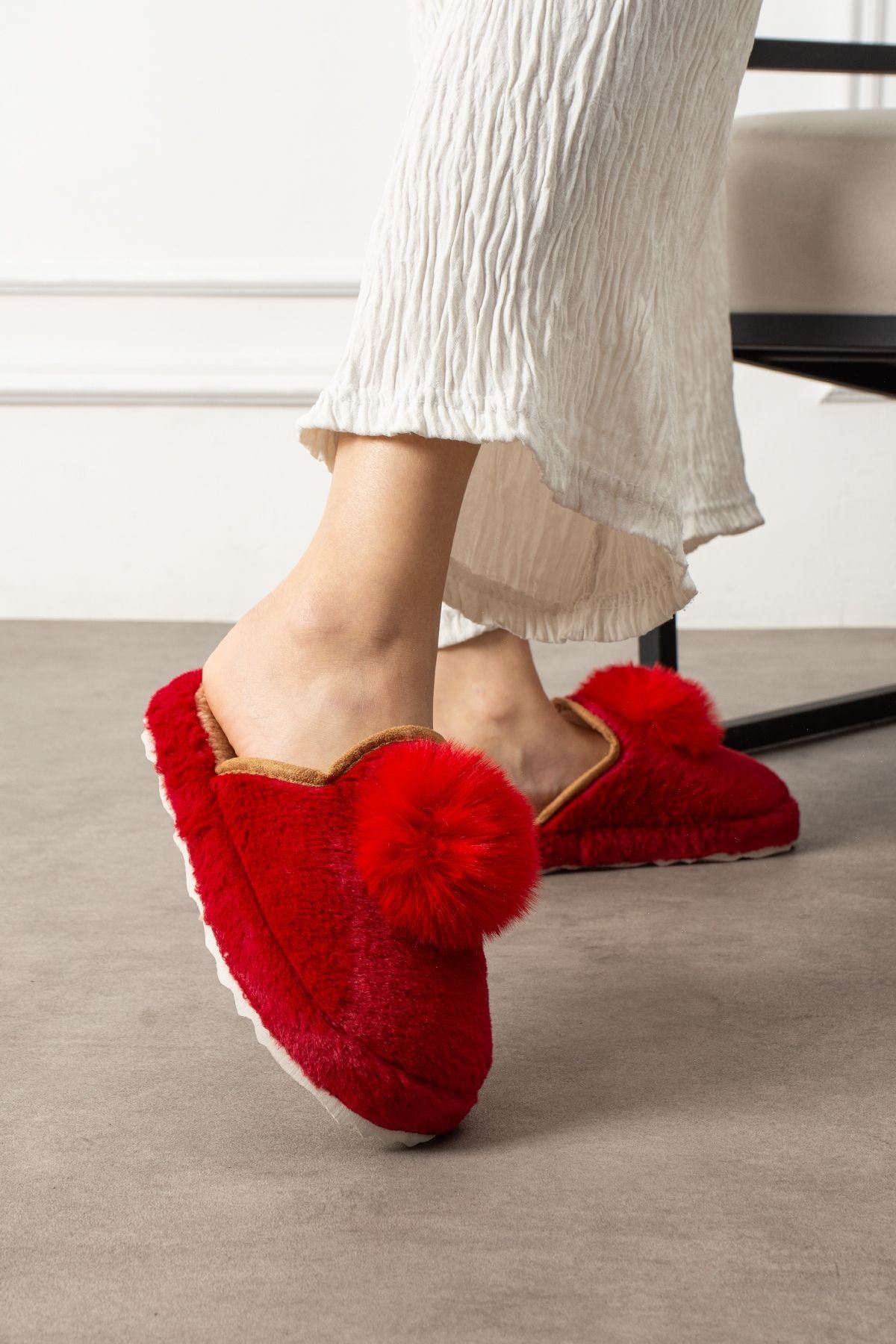 Poffina Kırmızı Ponponlu Saraç Detaylı Sessiz Taban Ev Terliği