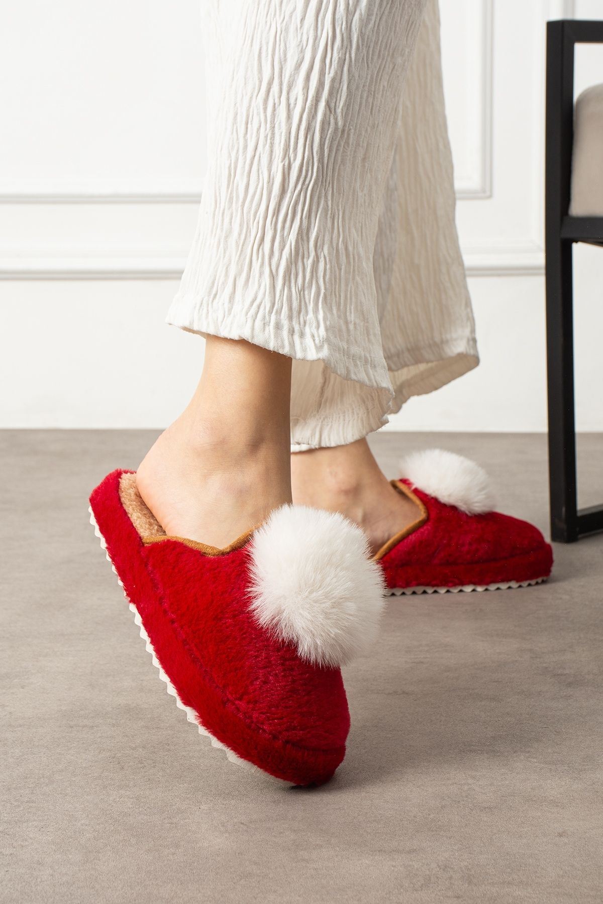 Poffina Kırmızı Beyaz Ponponlu Saraç Detaylı Sessiz Taban Ev Terliği