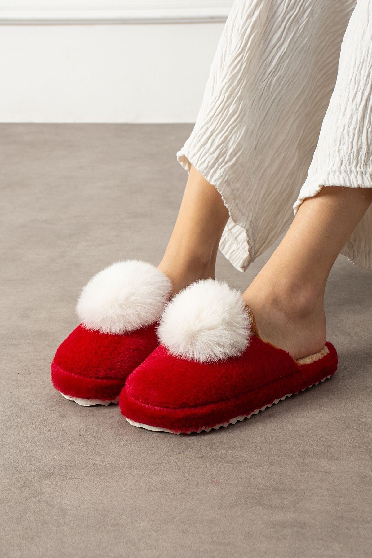 Poffina Kırmızı Beyaz Ponponlu Saraç Detaylı Sessiz Taban Ev Terliği