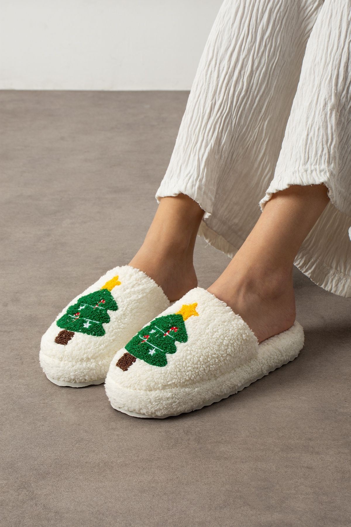 Pinello Beyaz Noel Ağacı Kabartma Nakışlı Sessiz Taban Yılbaşı Hediyelik Panduf Ev Terliği