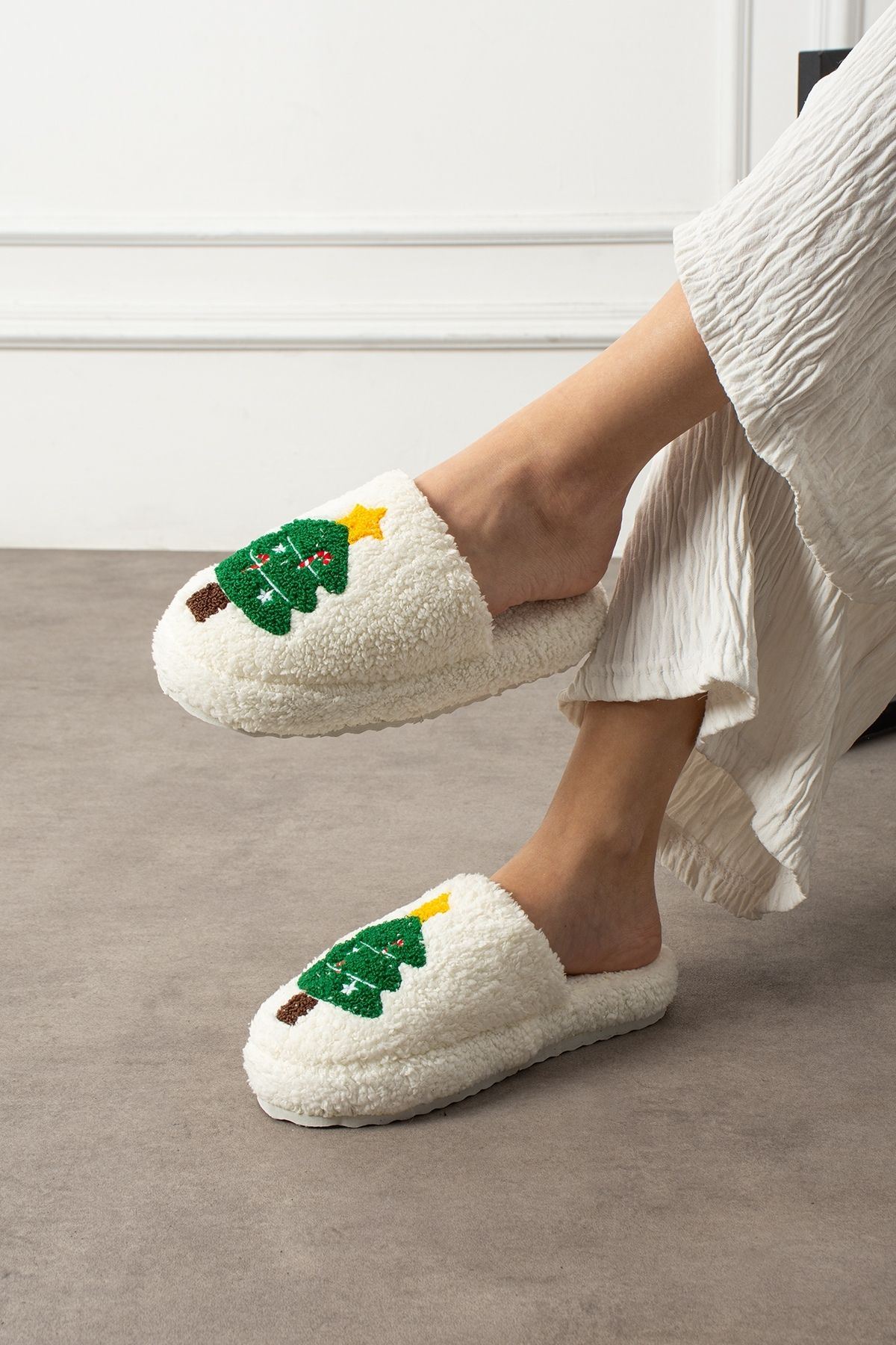 Pinello Beyaz Noel Ağacı Kabartma Nakışlı Sessiz Taban Yılbaşı Hediyelik Panduf Ev Terliği