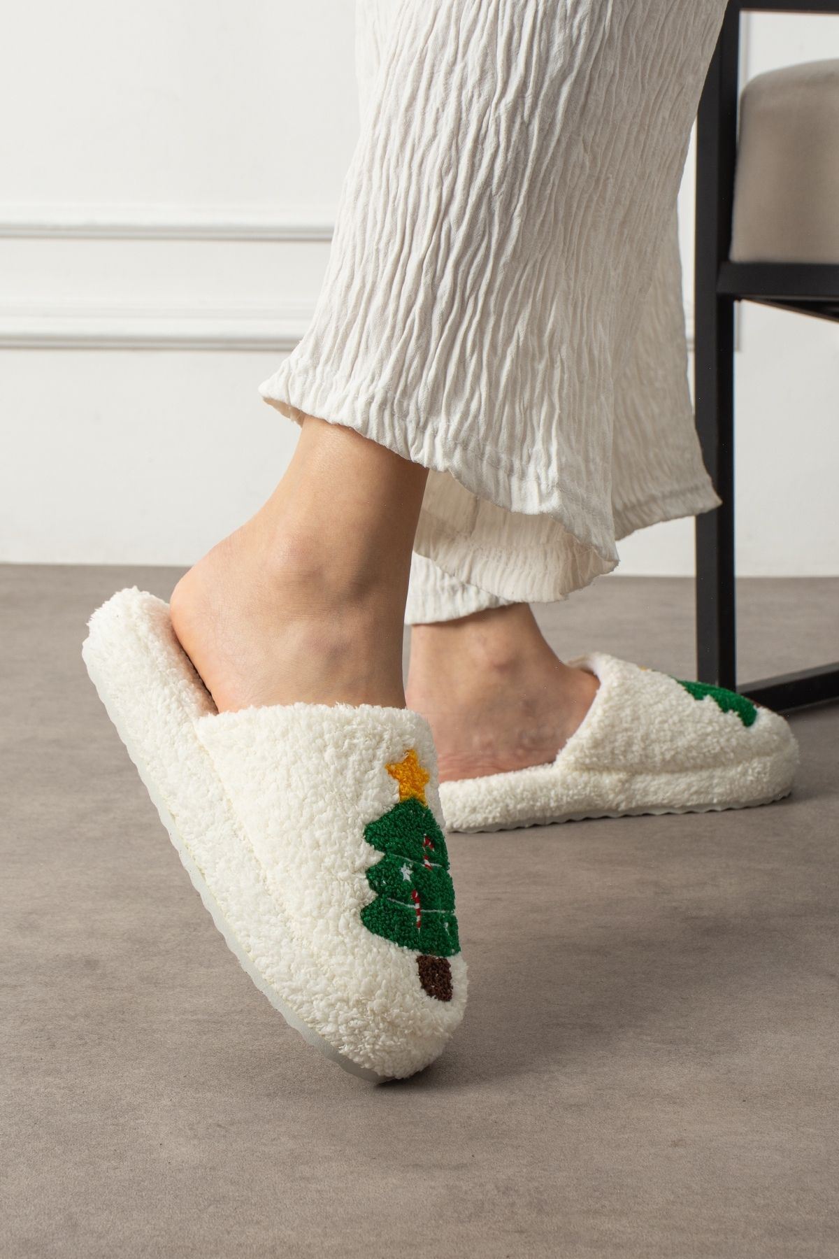 Pinello Beyaz Noel Ağacı Kabartma Nakışlı Sessiz Taban Yılbaşı Hediyelik Panduf Ev Terliği