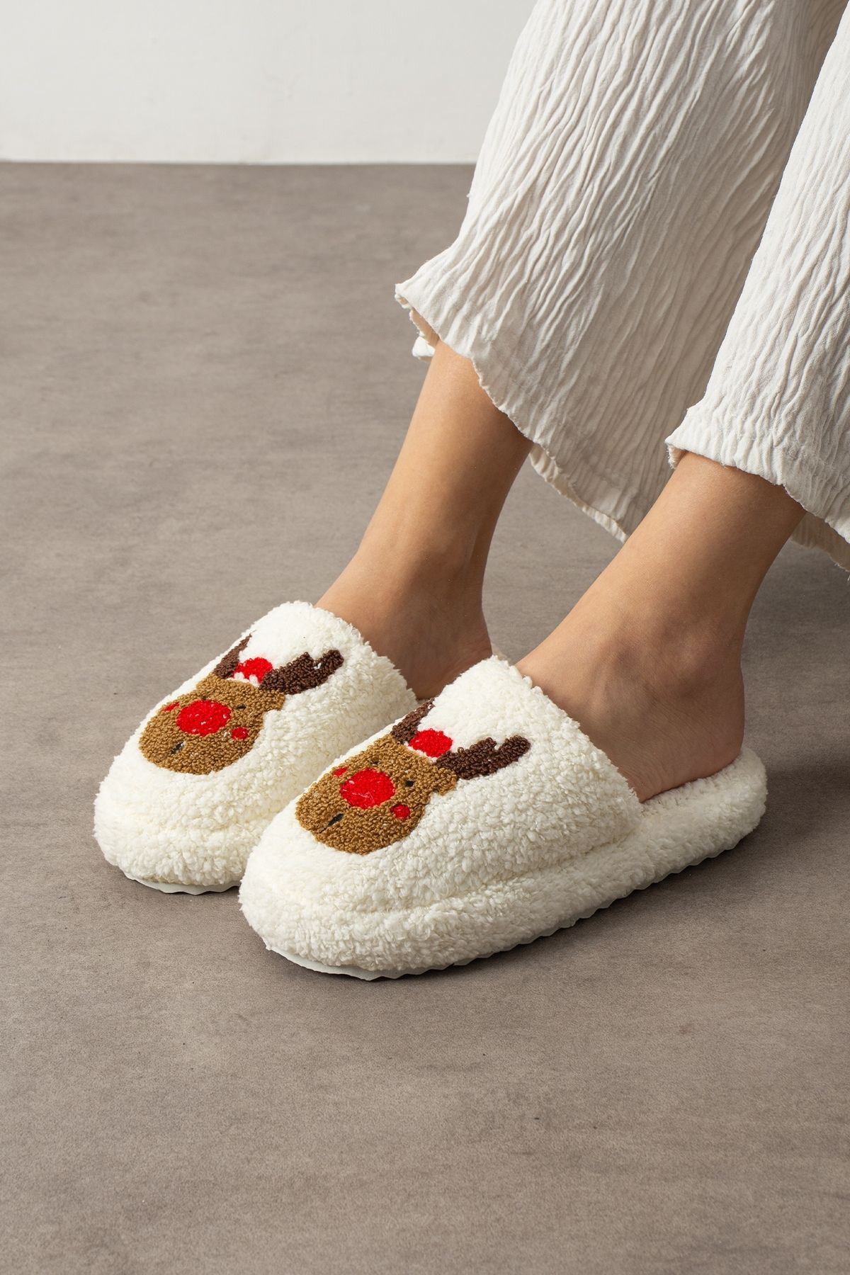 Pinello Beyaz Geyik Kabartma Nakışlı Sessiz Taban Yılbaşı Hediyelik Panduf Ev Terliği