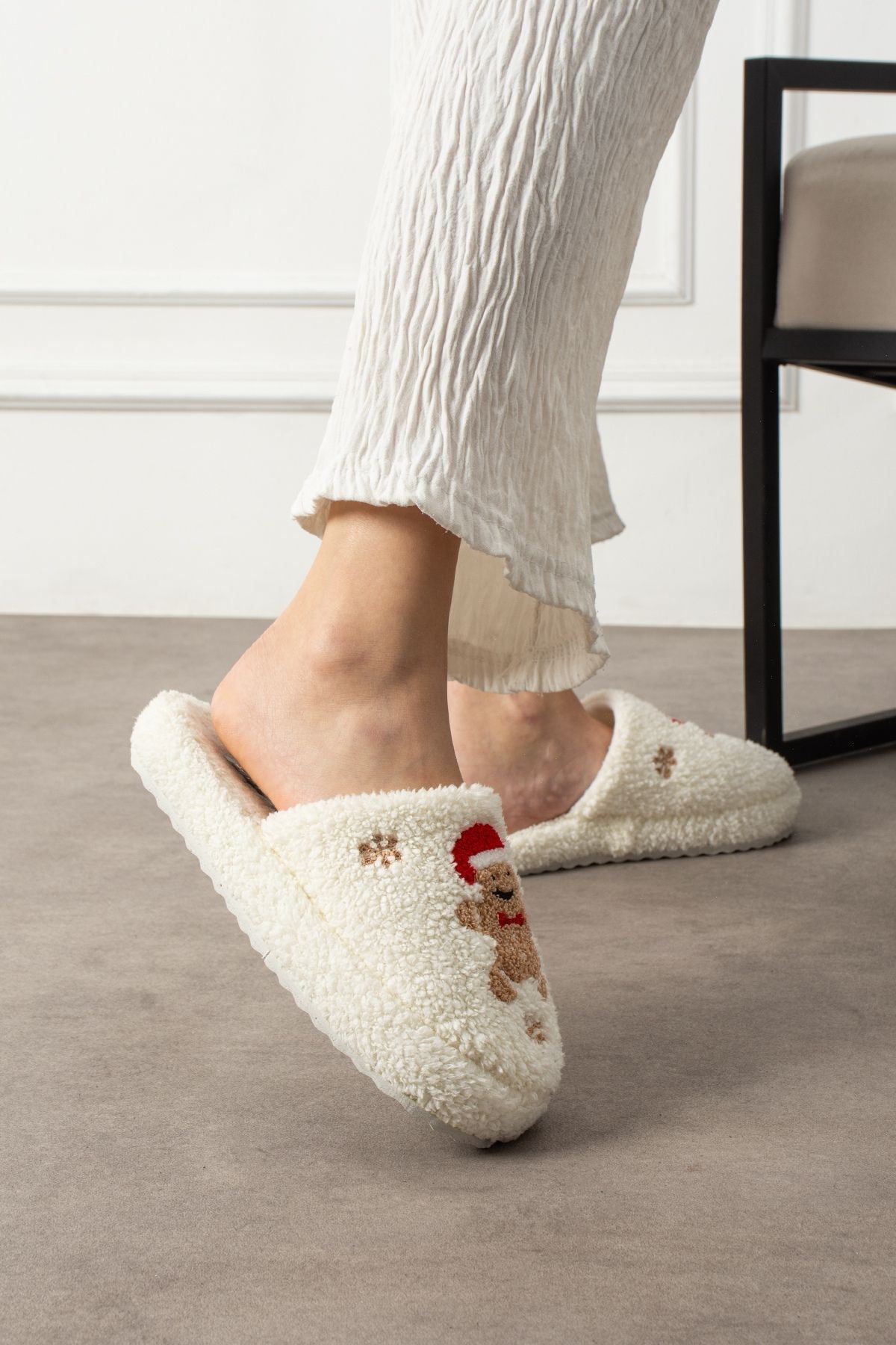 Pinello Beyaz Kurabiye Kabartma Nakışlı Sessiz Taban Yılbaşı Hediyelik Panduf Ev Terliği