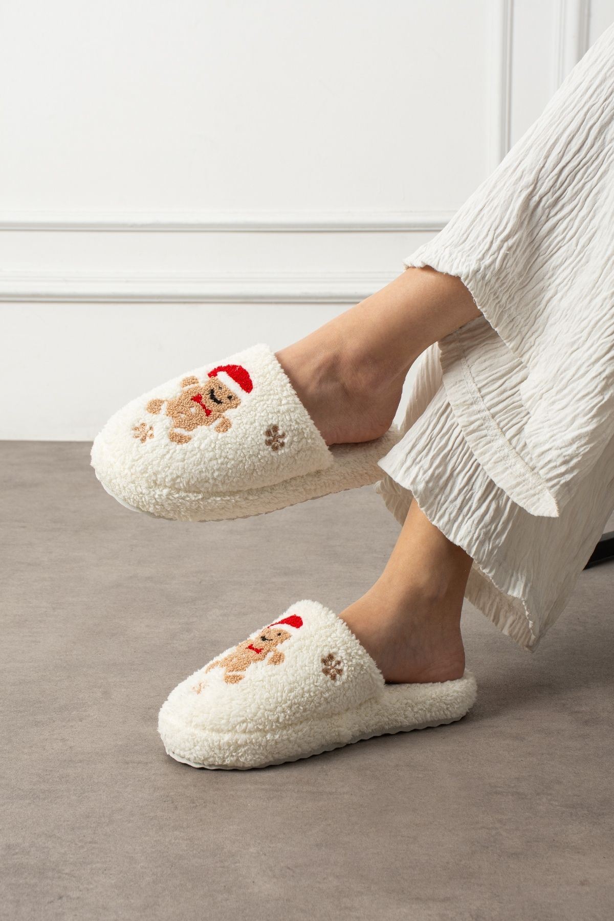 Pinello Beyaz Kurabiye Kabartma Nakışlı Sessiz Taban Yılbaşı Hediyelik Panduf Ev Terliği