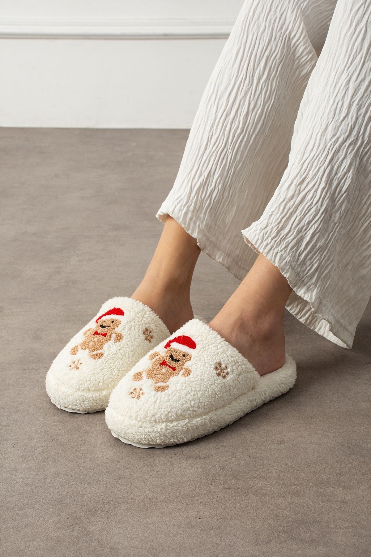 Pinello Beyaz Kurabiye Kabartma Nakışlı Sessiz Taban Yılbaşı Hediyelik Panduf Ev Terliği