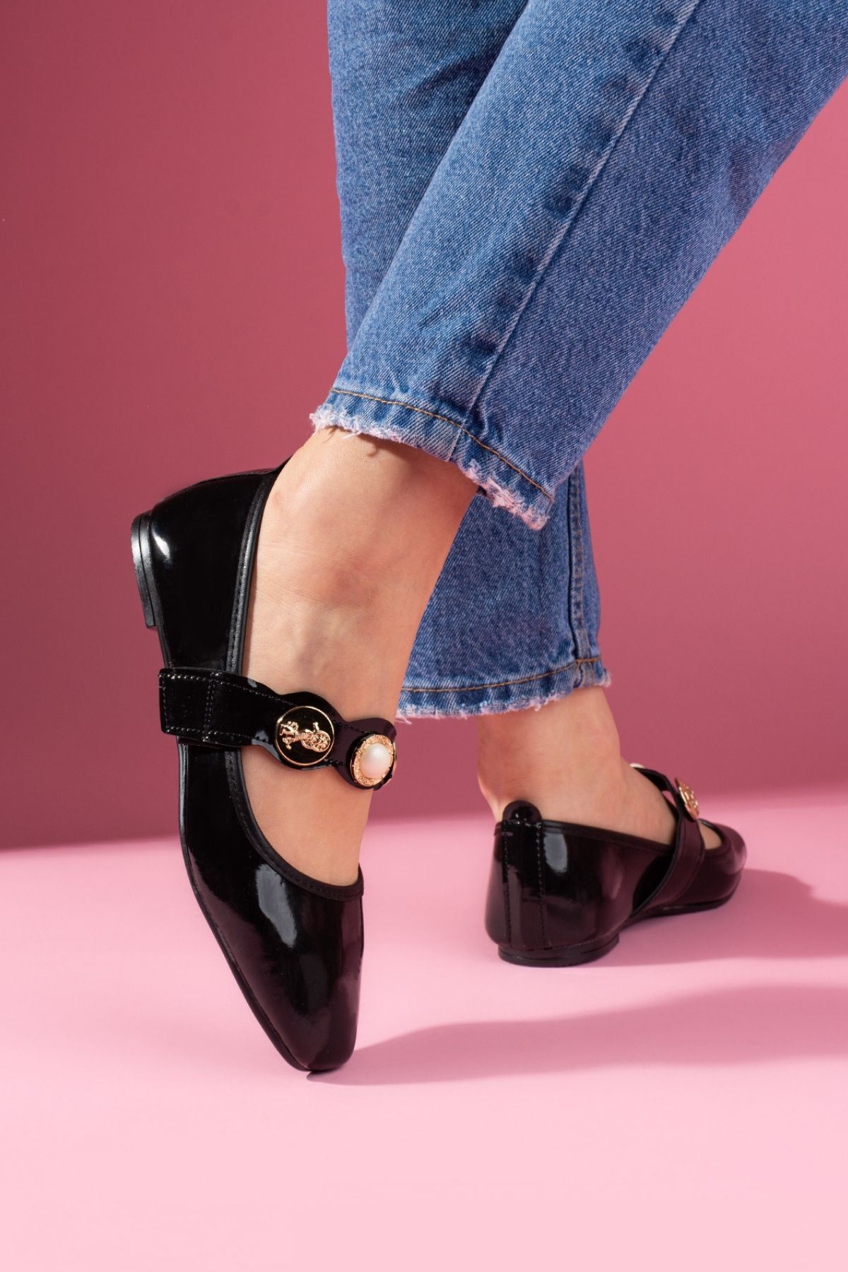 Milena Siyah Rugan İnci ve Mühür Aksesuar Bantlı Babet