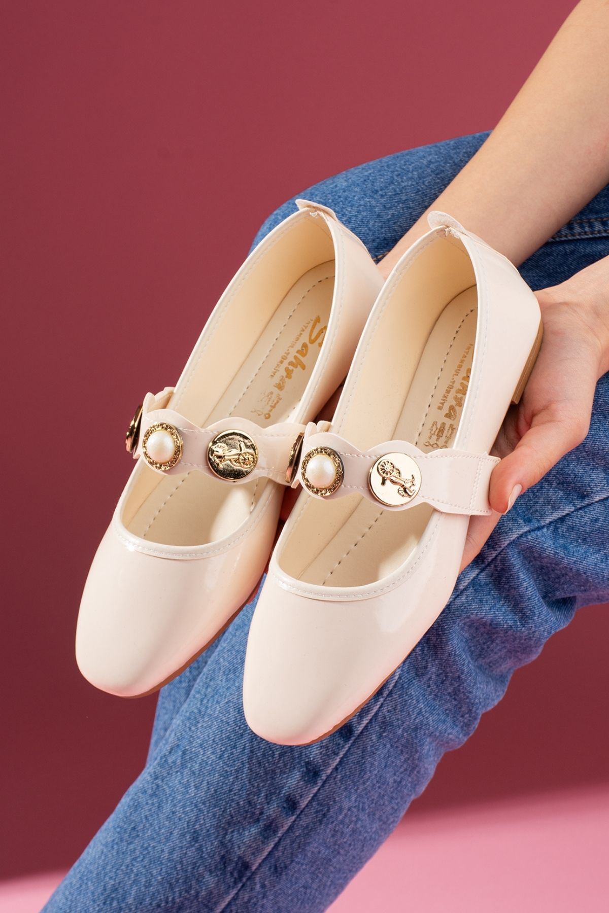 Milena Bej Rugan İnci ve Mühür Aksesuar Bantlı Babet