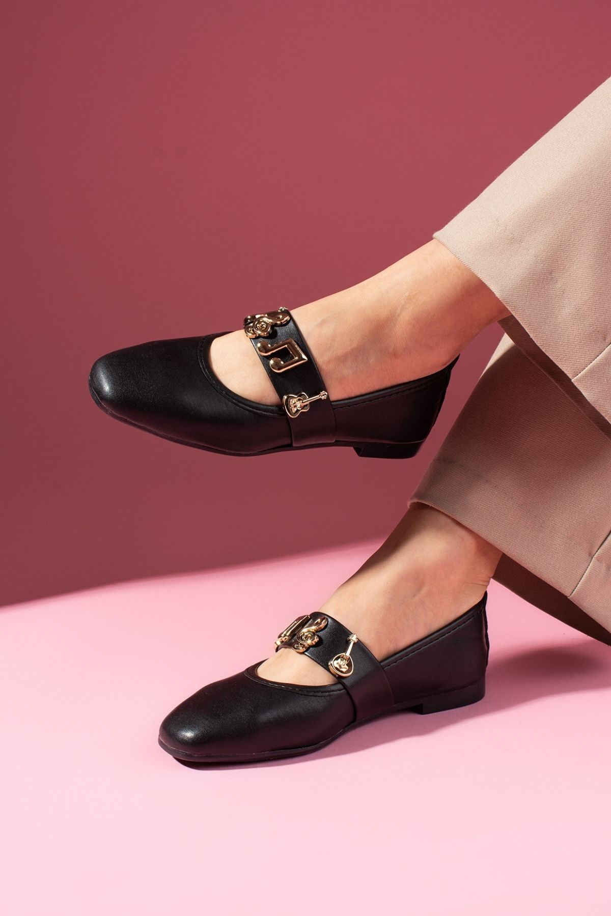 Melora Siyah Cilt Gold Nota Aksesuar Bantlı Babet