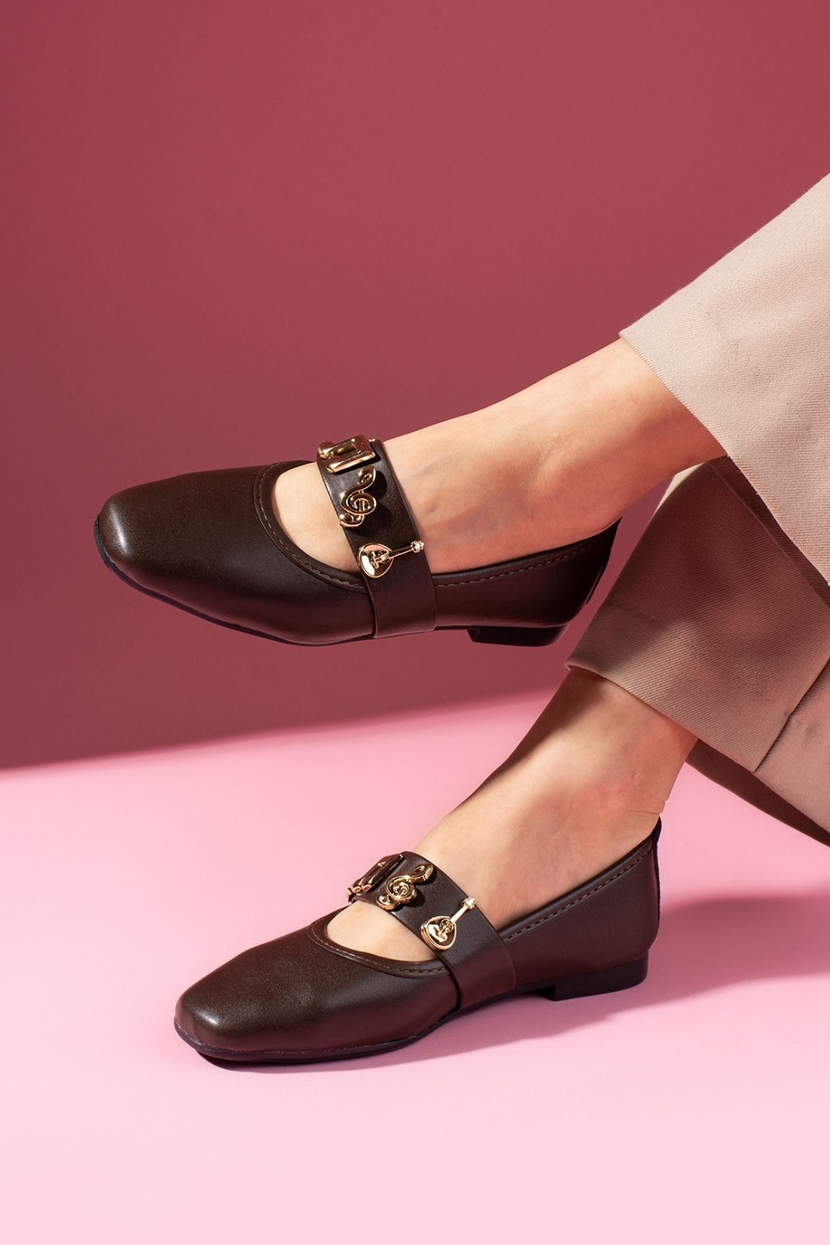 Melora Kahverengi Cilt Gold Nota Aksesuar Bantlı Babet