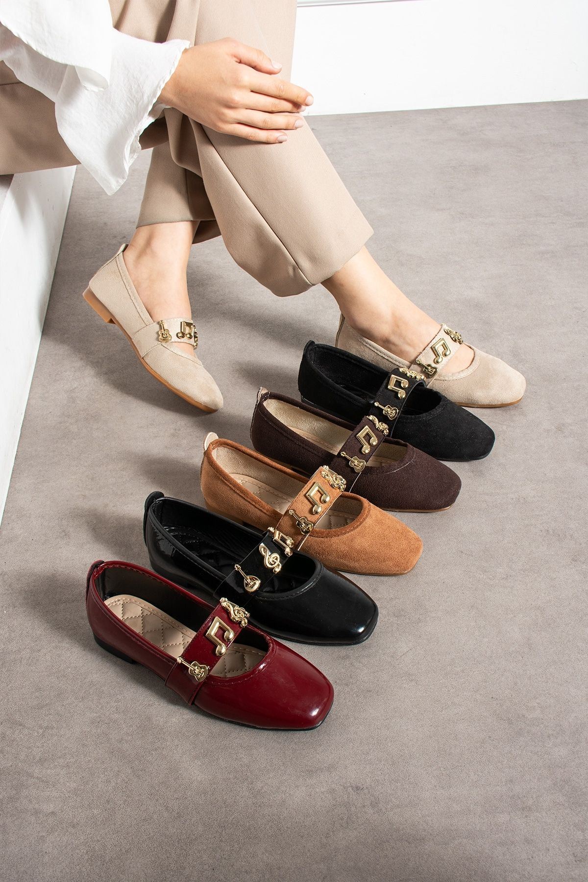 Melora Siyah Süet Gold Nota Aksesuar Bantlı Babet