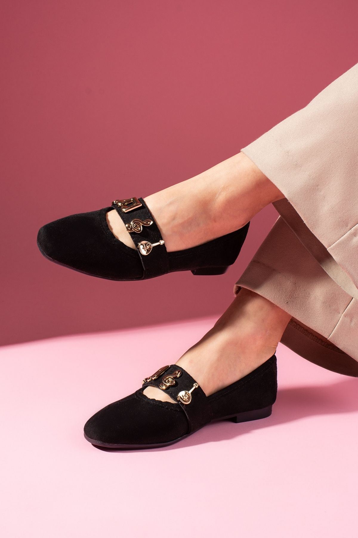 Melora Siyah Süet Gold Nota Aksesuar Bantlı Babet