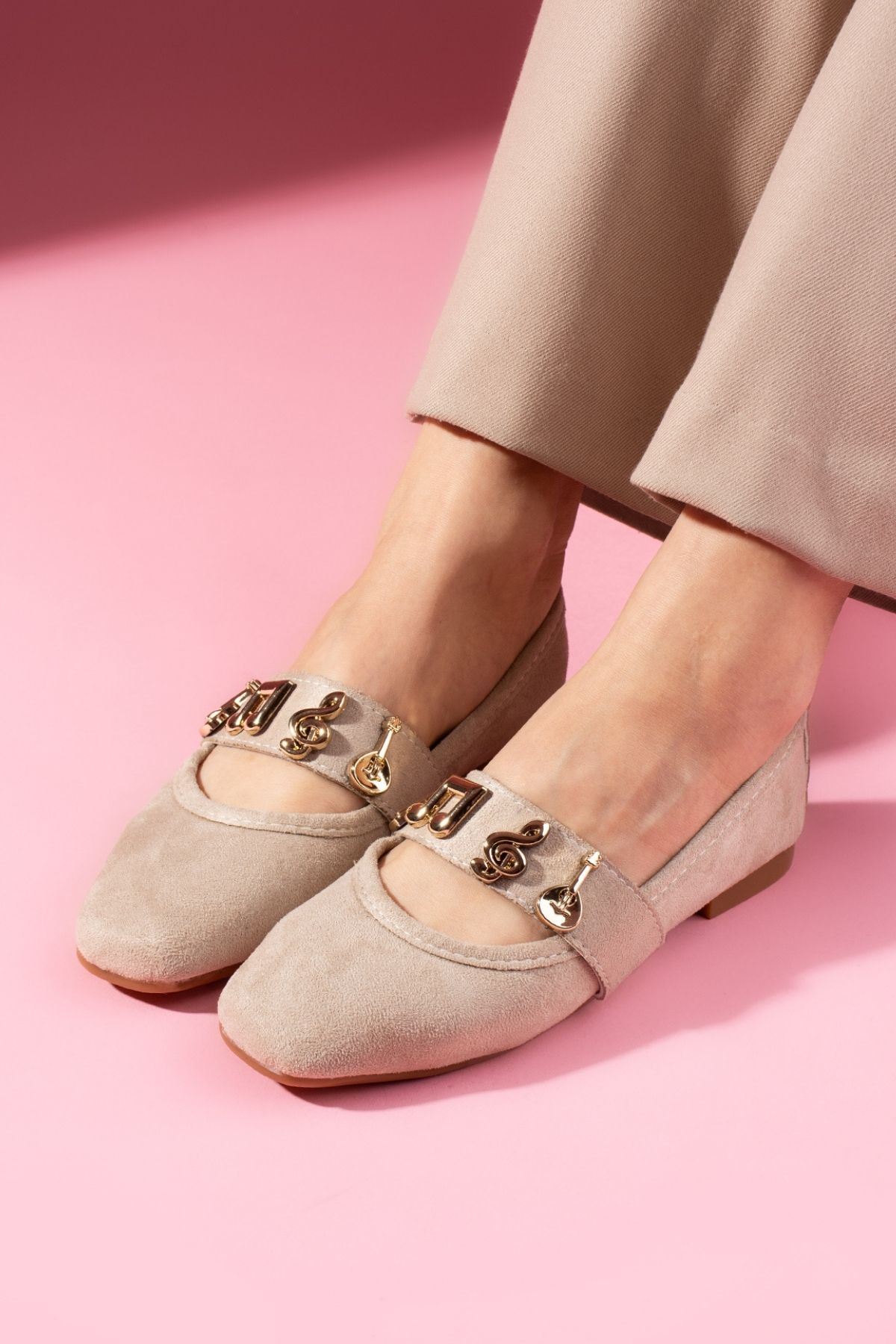 Melora Bej Süet Gold Nota Aksesuar Bantlı Babet