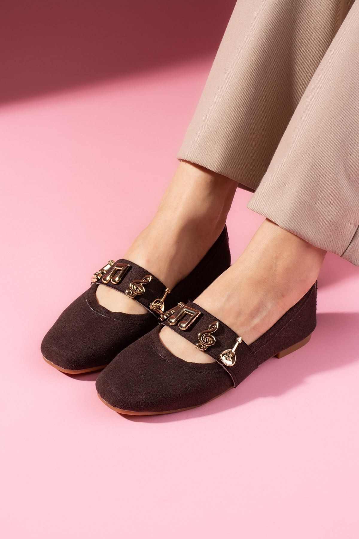 Melora Kahverengi Süet Gold Nota Aksesuar Bantlı Babet