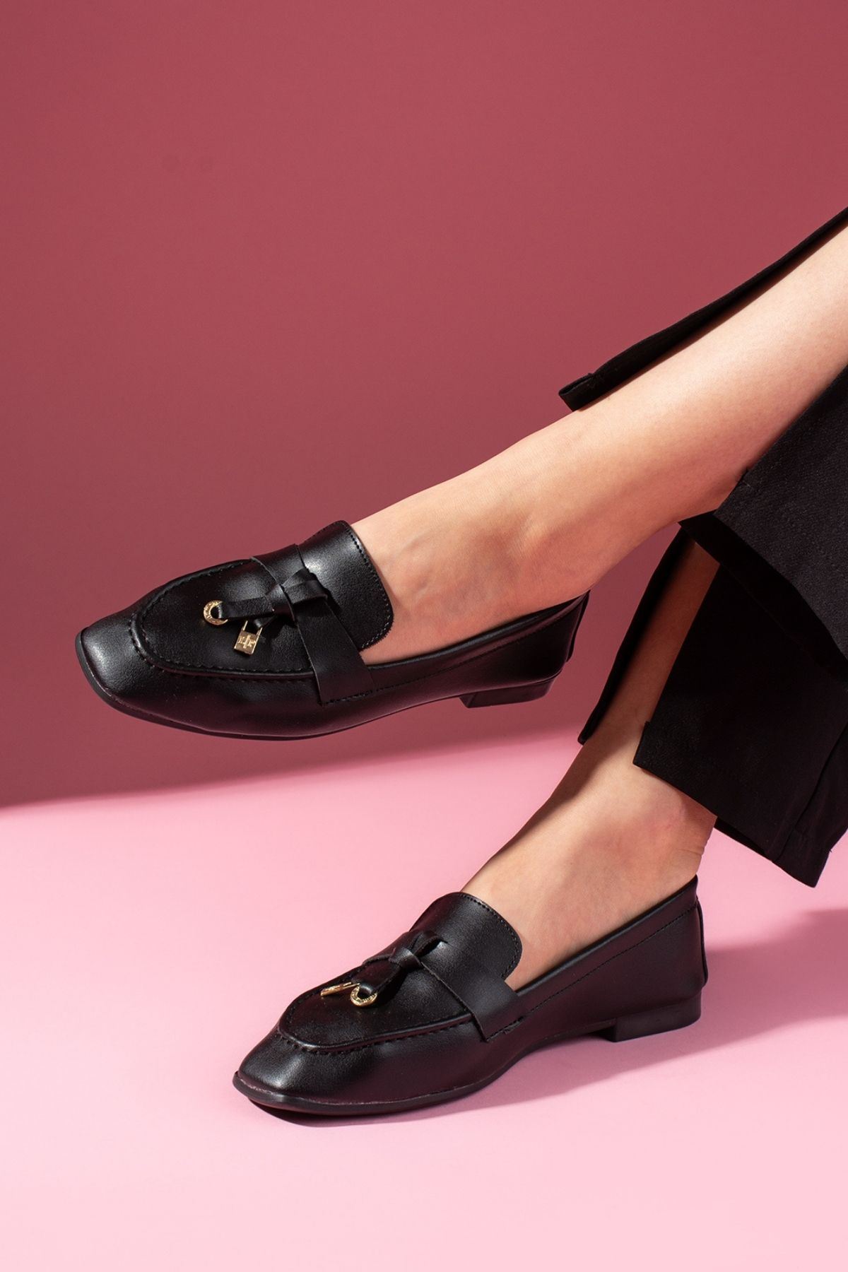 Viona Siyah Cilt Saraçlı Mini Fiyonk Aksesuarlı Loafer Babet