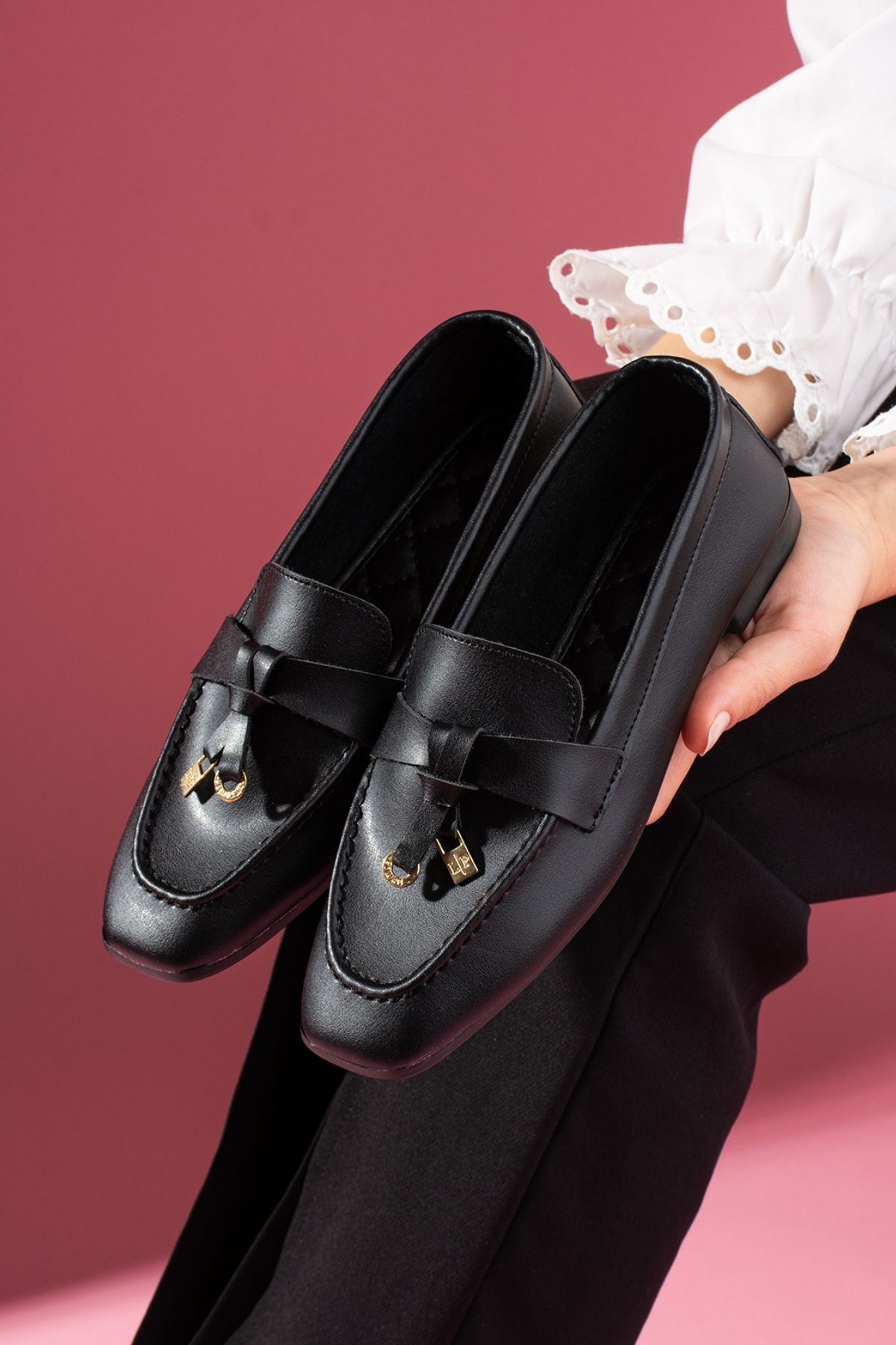 Viona Siyah Cilt Saraçlı Mini Fiyonk Aksesuarlı Loafer Babet