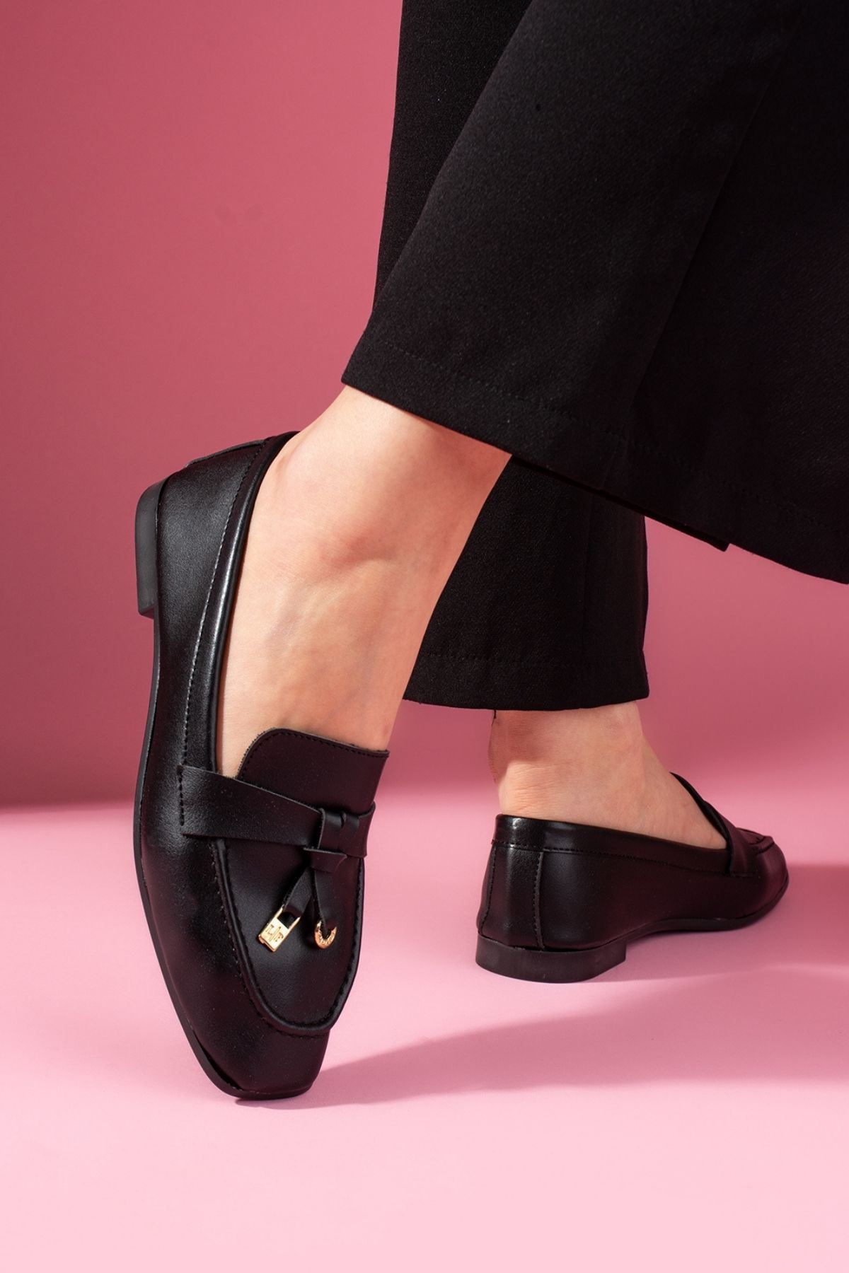 Viona Siyah Cilt Saraçlı Mini Fiyonk Aksesuarlı Loafer Babet