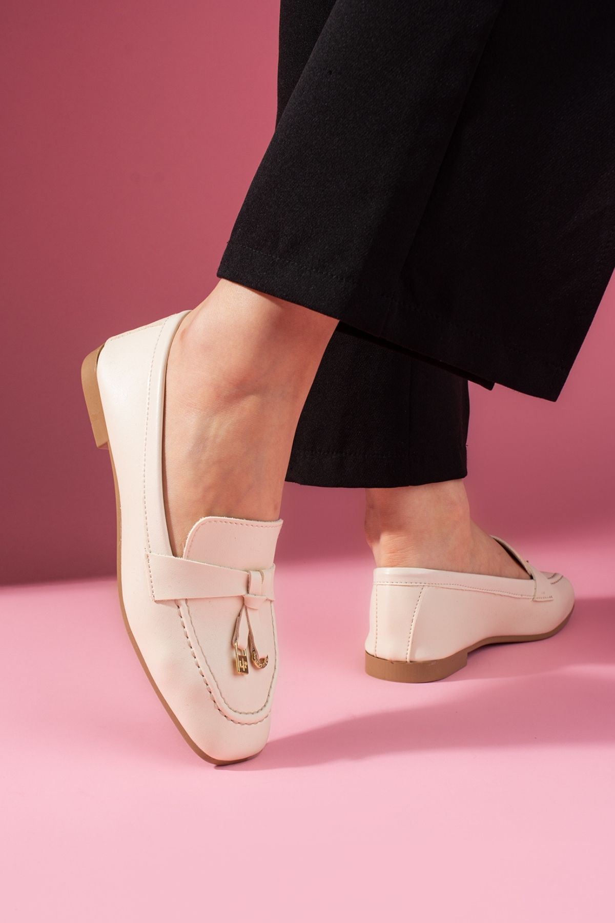 Viona Bej Cilt Saraçlı Mini Fiyonk Aksesuarlı Loafer Babet