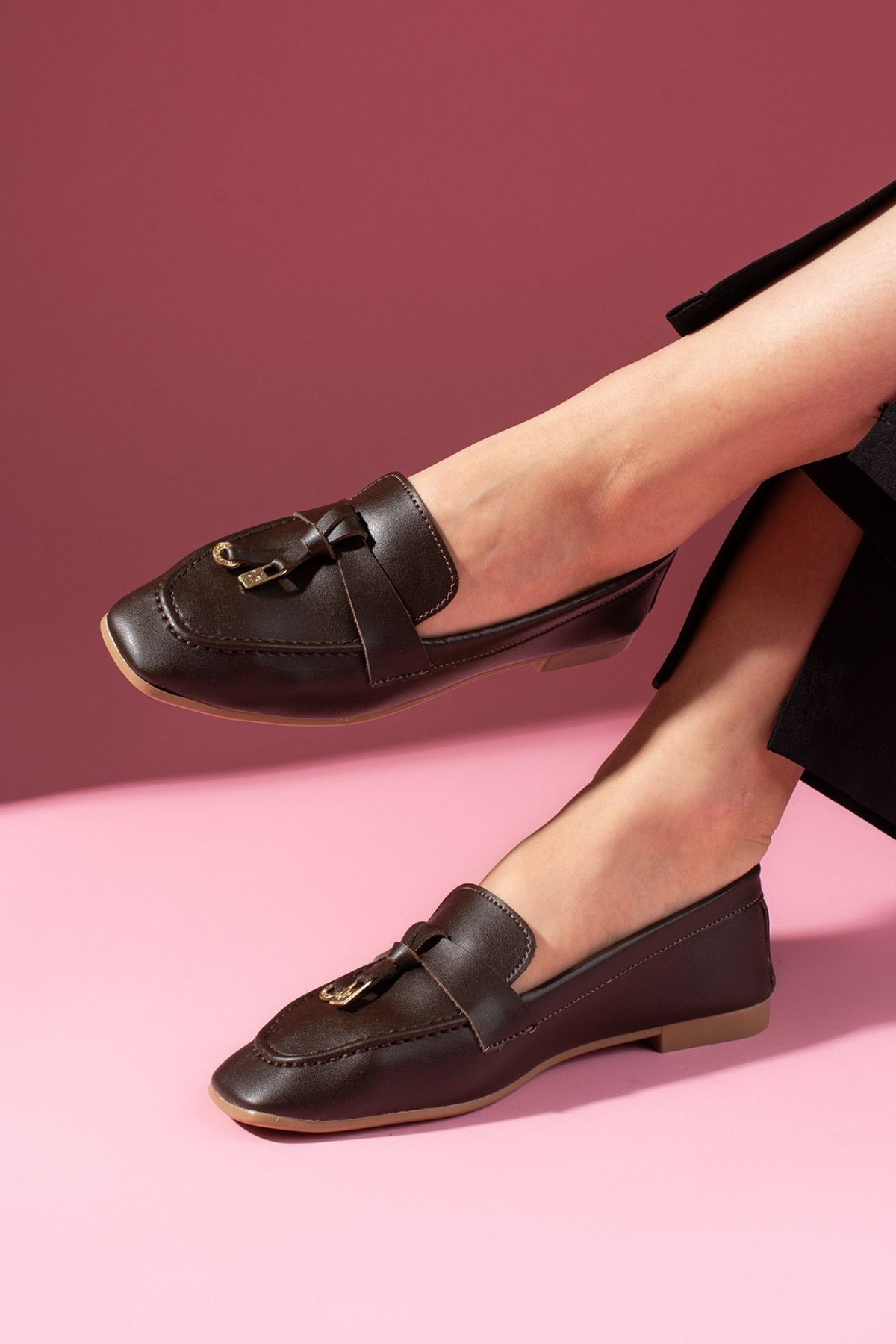 Viona Kahverengi Cilt Saraçlı Mini Fiyonk Aksesuarlı Loafer Babet