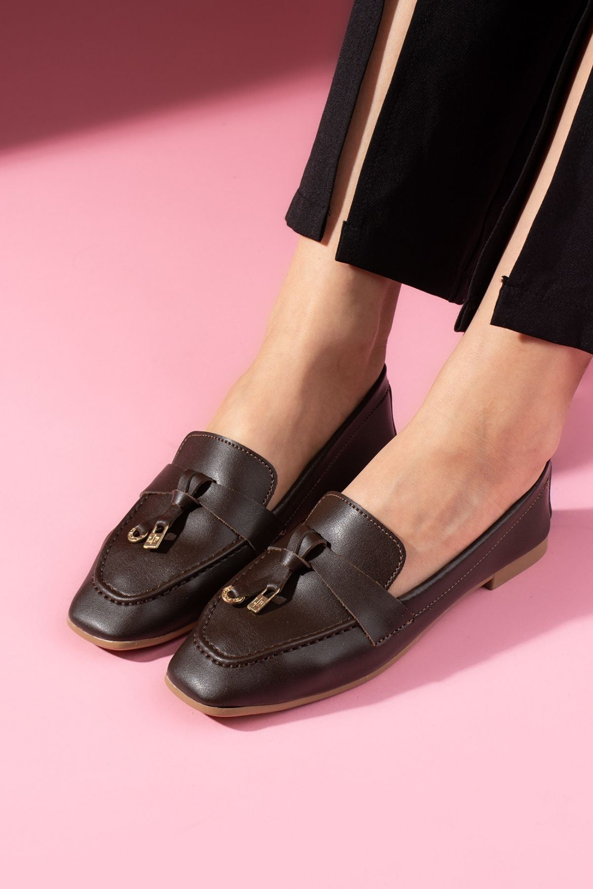 Viona Kahverengi Cilt Saraçlı Mini Fiyonk Aksesuarlı Loafer Babet