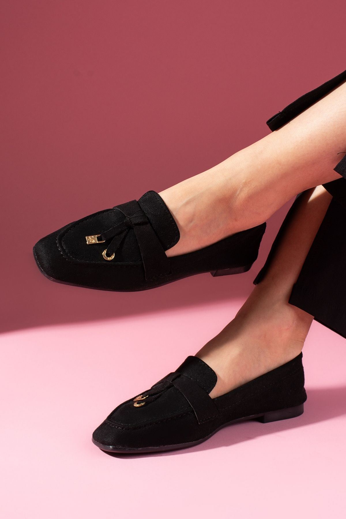 Viona Siyah Süet Saraçlı Mini Fiyonk Aksesuarlı Loafer Babet