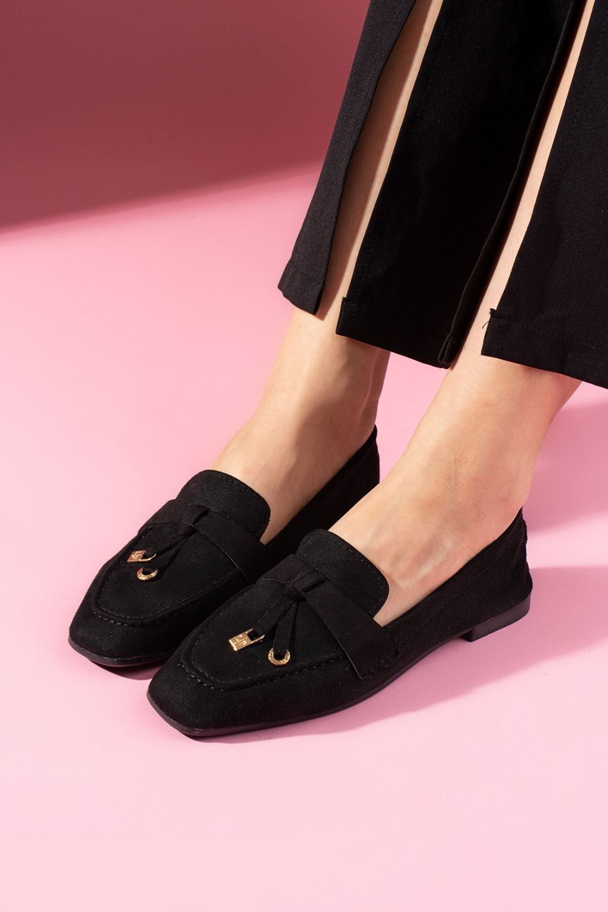 Viona Siyah Süet Saraçlı Mini Fiyonk Aksesuarlı Loafer Babet