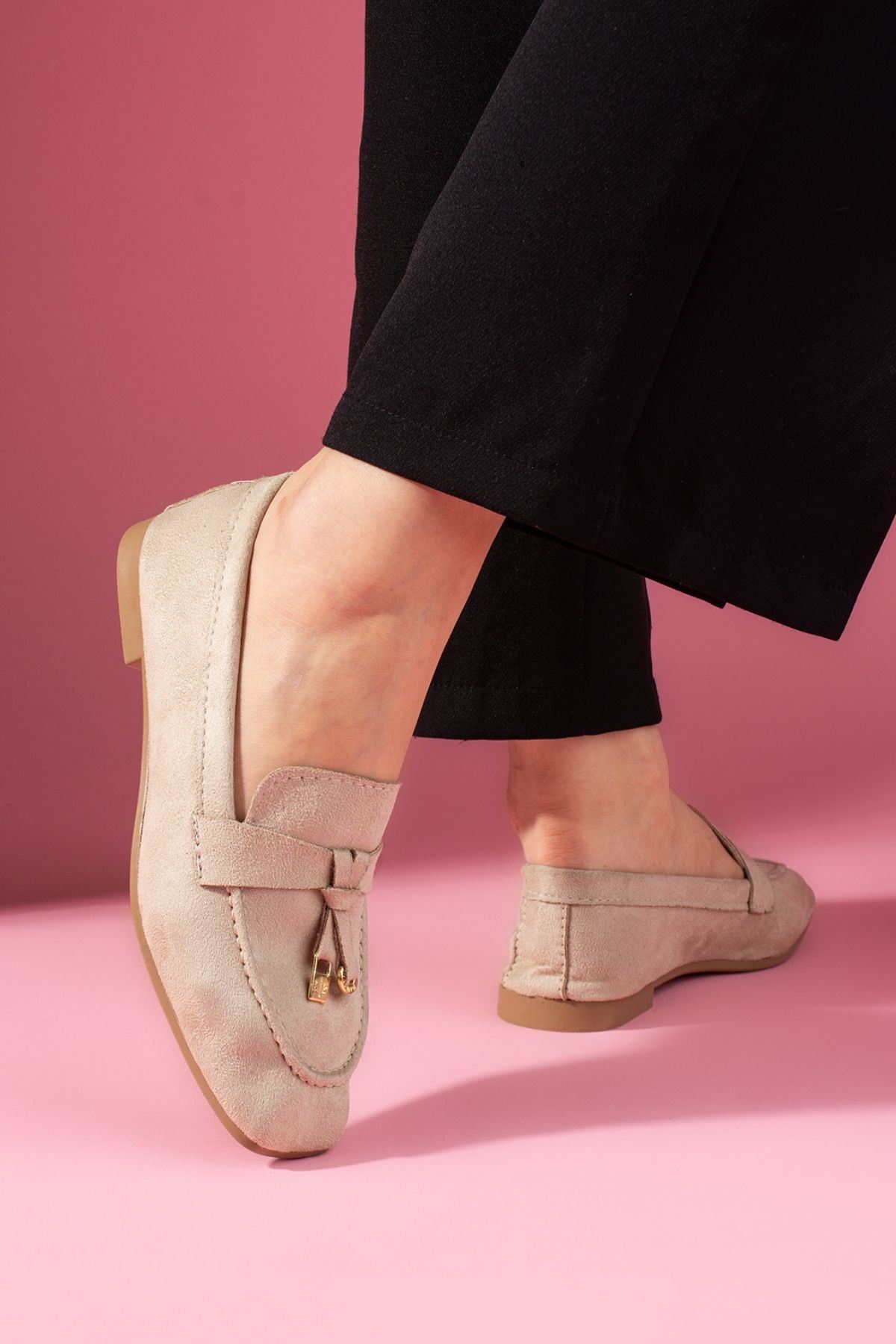 Viona Bej Süet Saraçlı Mini Fiyonk Aksesuarlı Loafer Babet