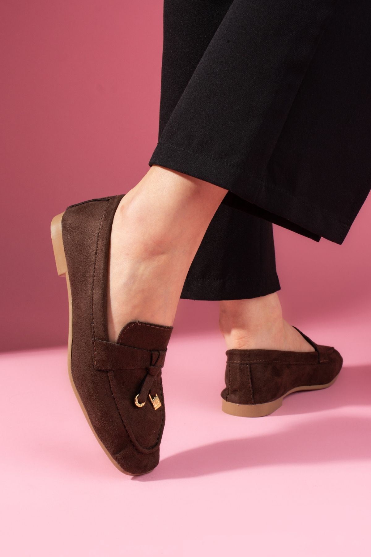 Viona Kahverengi Süet Saraçlı Mini Fiyonk Aksesuarlı Loafer Babet